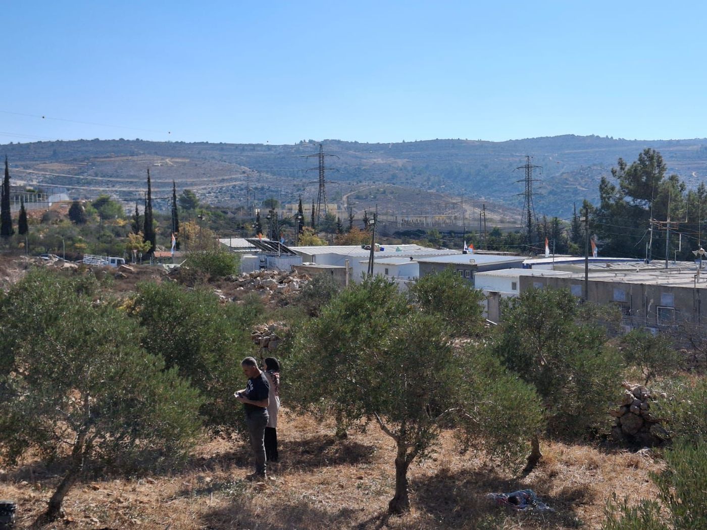 סמוך לעיר, יש בסיס צבאי. בתיעוד: פלסטינים מסתובבים סמוך לבסיס ללא כל אבטחה