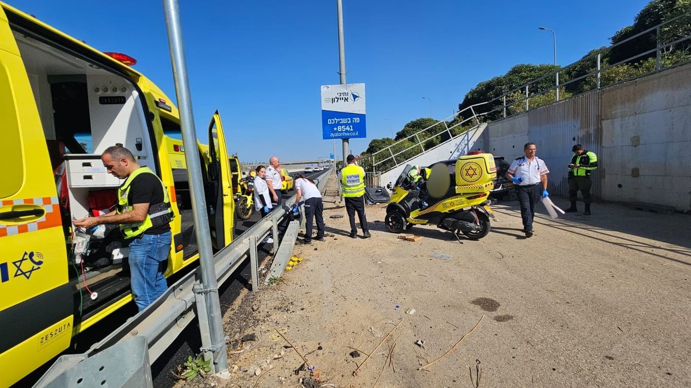 הרכב התנגש בקיר: גבר בן 60 נהרג בתאונה בכביש 20