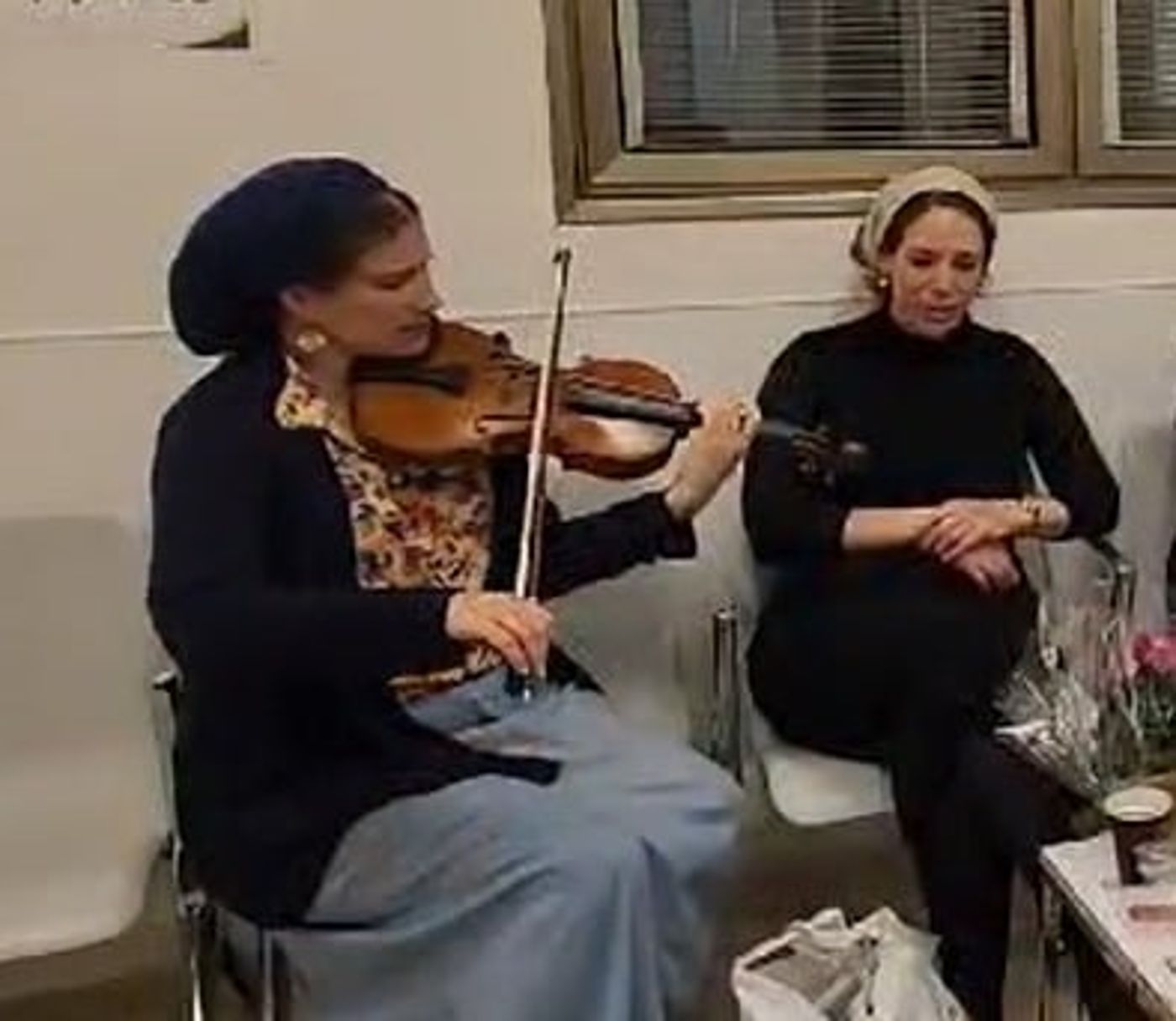 מרגש: רחל גולדברג מנגנת לפצועי ההיתקלות בה נפל בעלה