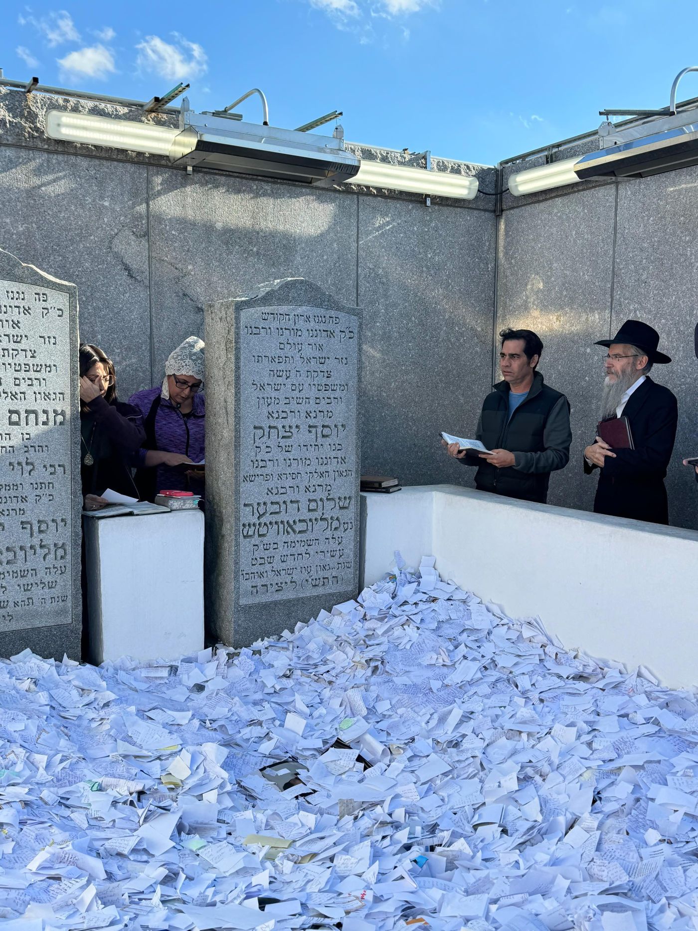 צפו: אביב גפן עם אברהם פריד בציון הרבי מליובאוויטש