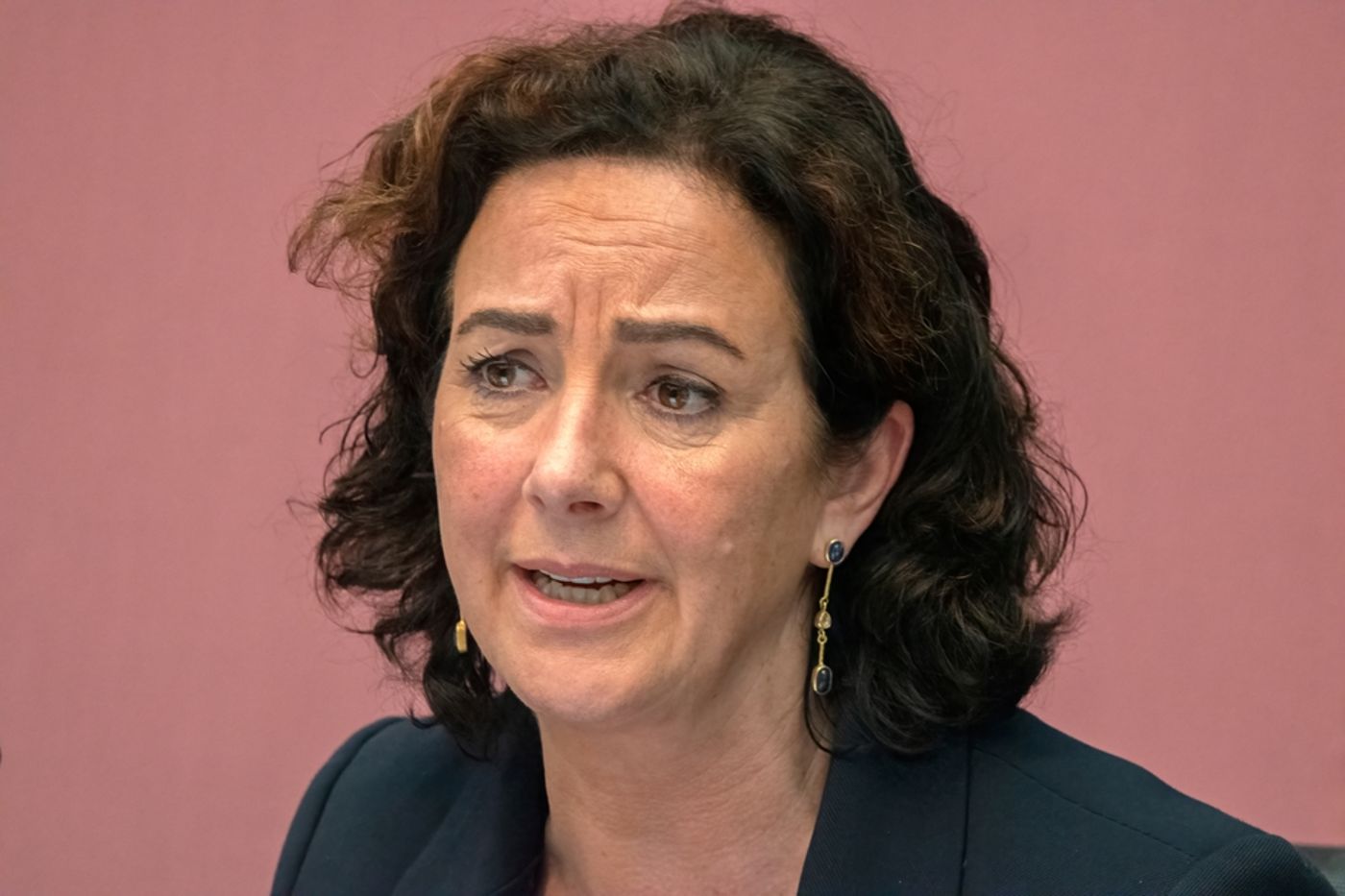תפוטר? ראש עיריית אמסטרדם פמקה הלסמה