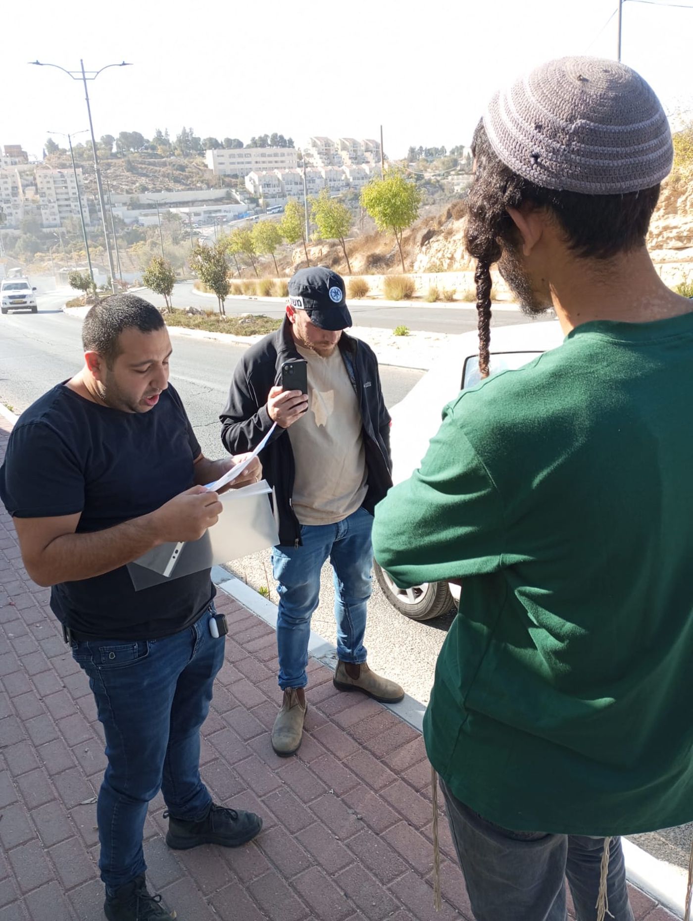 בלשי ימ"ר ש"י מגישים ליונתן לבני את הצו המנהלי הבוקר