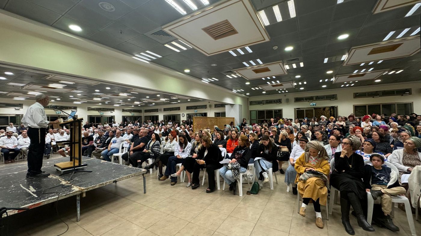 תושבי ניר עוז חיזקו את תושבי עלי: צפו בתפילה המשותפת