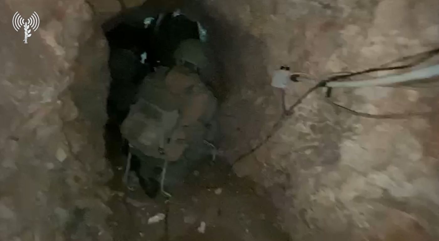 נשקים וחדרי שהייה: תיעוד ממנהרת טרור של חיזבאללה בדרום לבנון