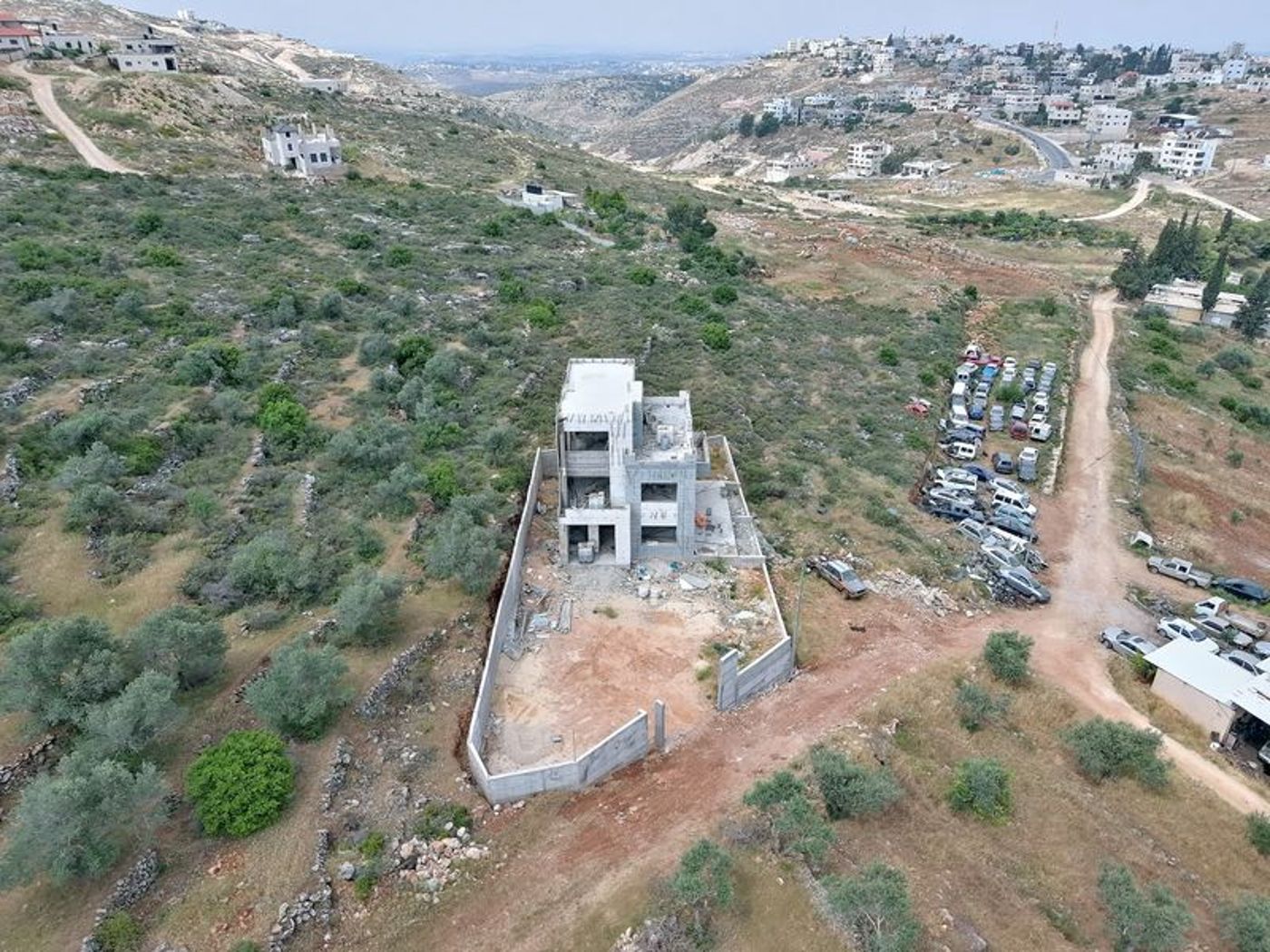 מיקום אסטרטגי ומסוכן: וילה פלסטינית נבנתה מעל צומת הפרסה