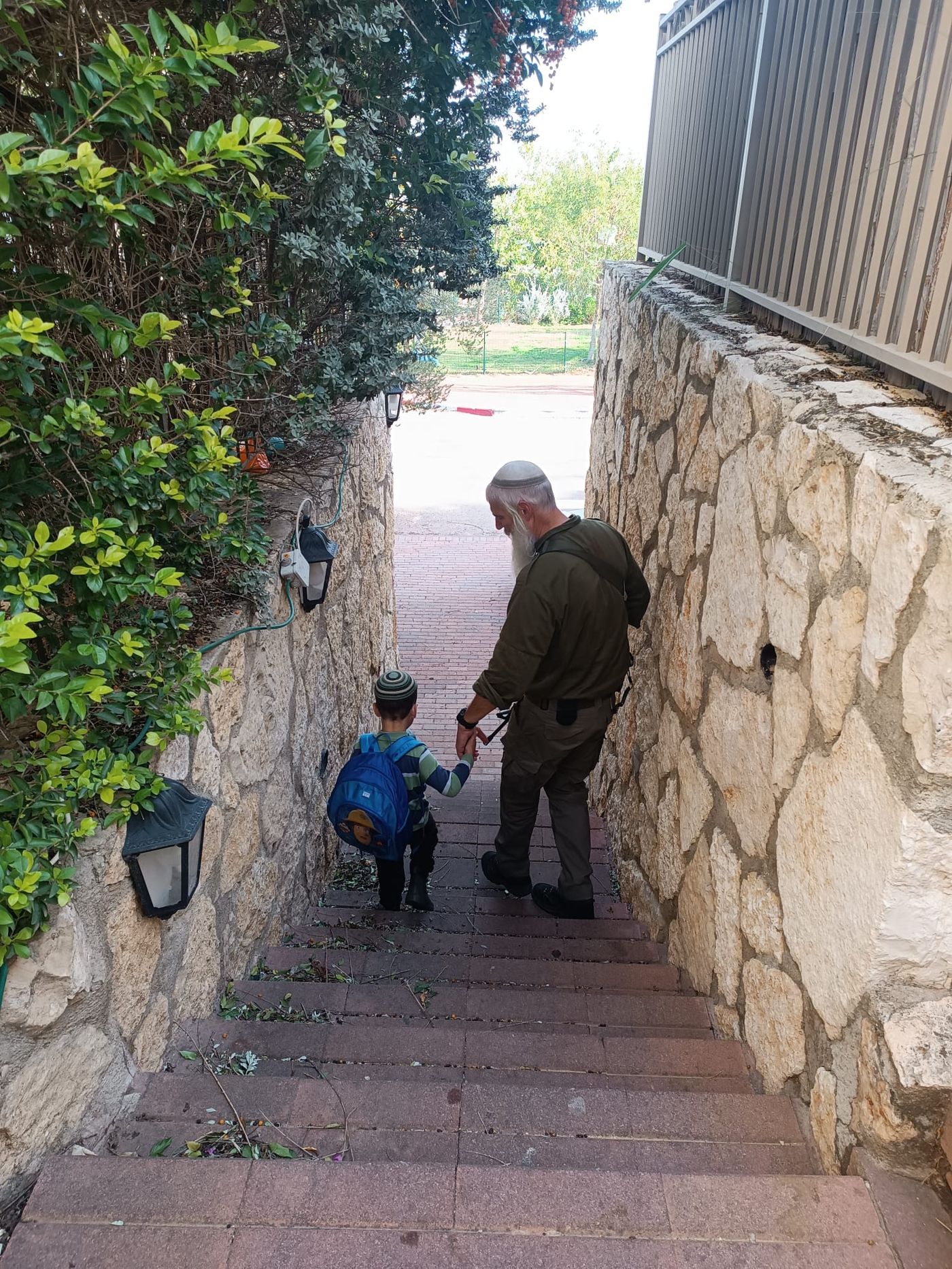 בין המילואים, הרב מס עם הנכדים