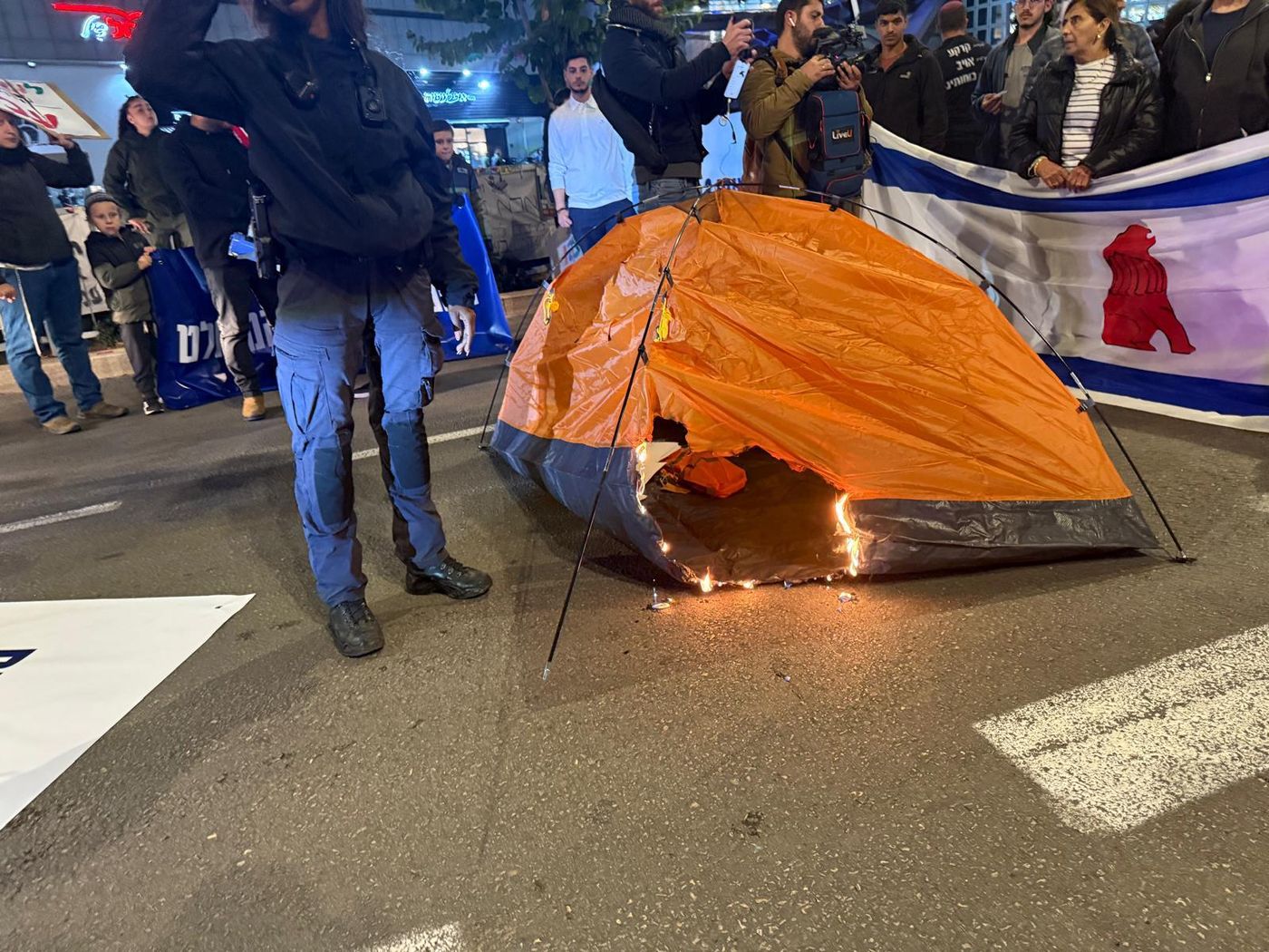 ההפגנה מחוץ לקריה