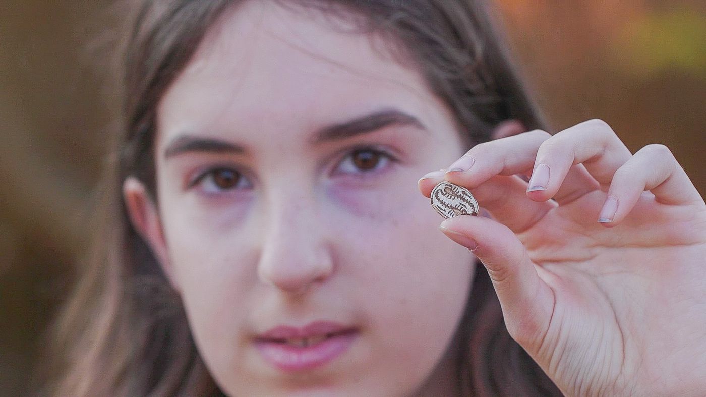 מזל עקרב: ילדה בת 12 גילתה קמיע מצרי בן כ-3,500 שנה