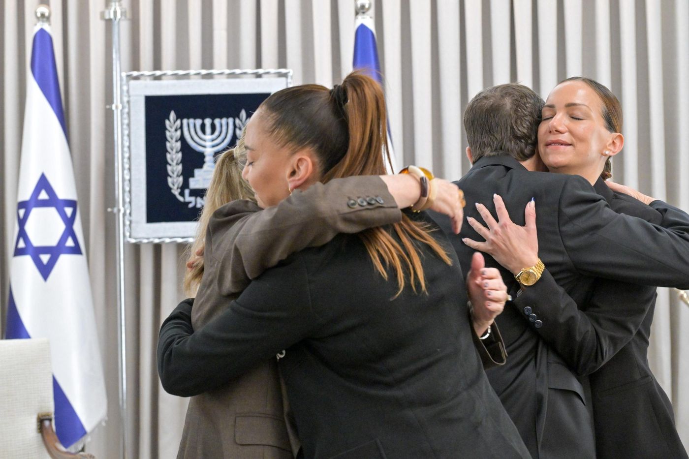 הרצוג נפגש עם אם החטוף: "יש מו"מ מאחור הקלעים לעסקה"