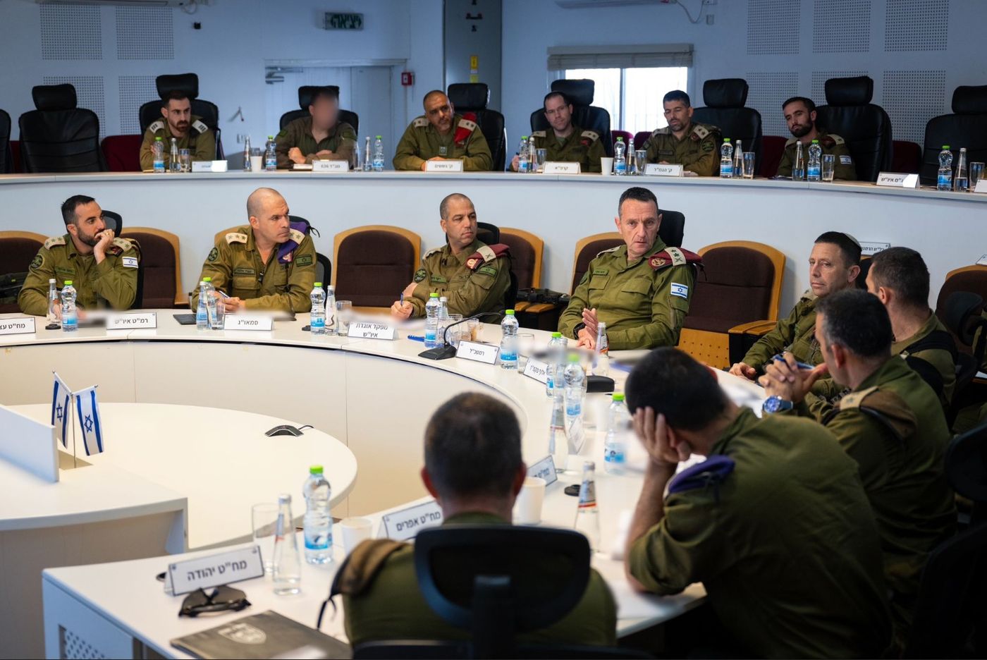 בהערכת מצב עם בכירי אוגדת יהודה ושומרון (דובר צה"ל)