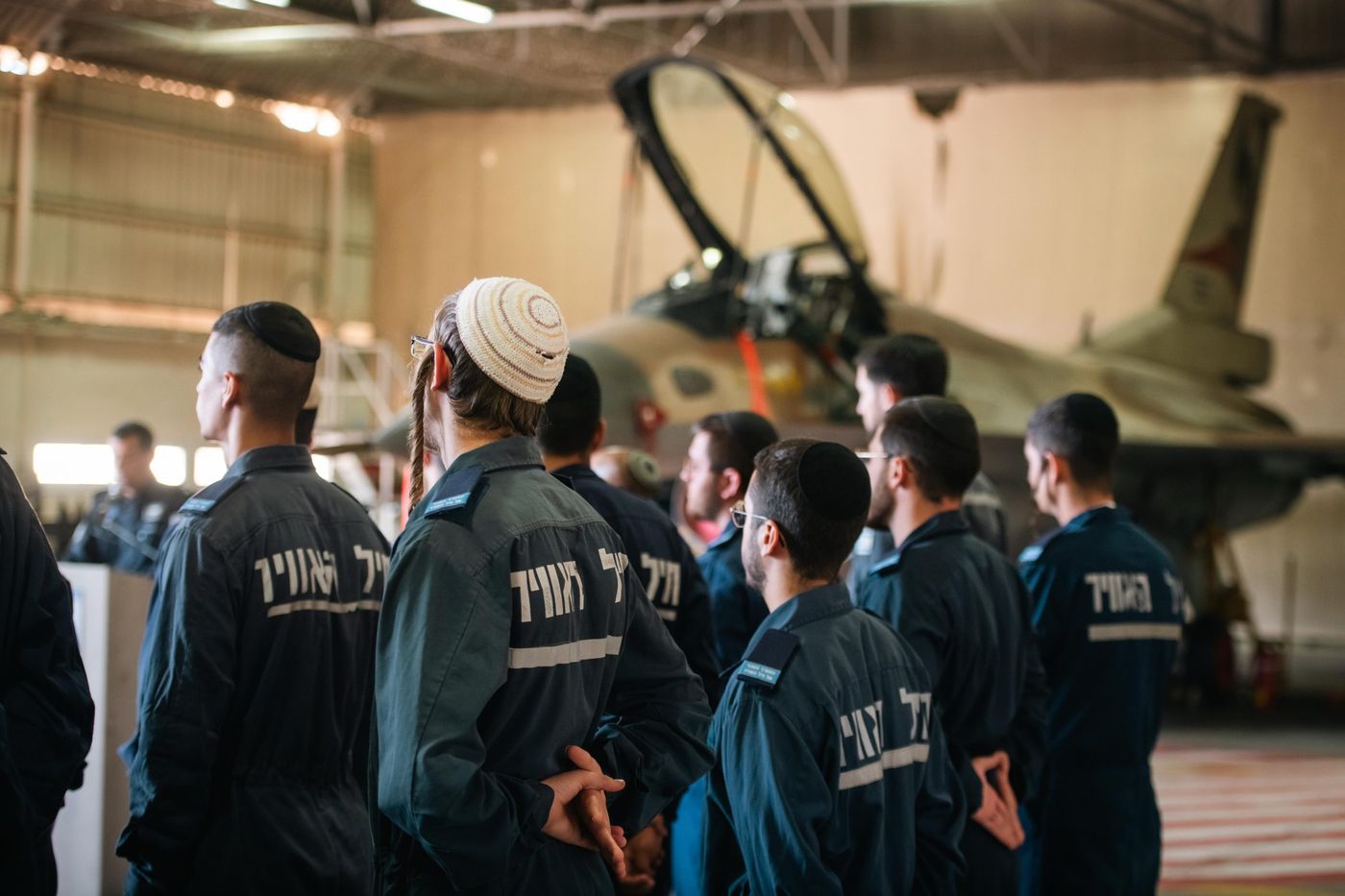 החרדים לטייס: טקס סיום קורס טכנאי מטוסים ראשון