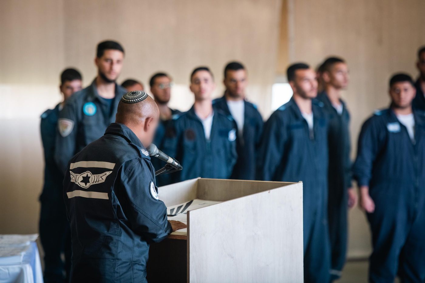 החרדים לטייס: טקס סיום קורס טכנאי מטוסים ראשון