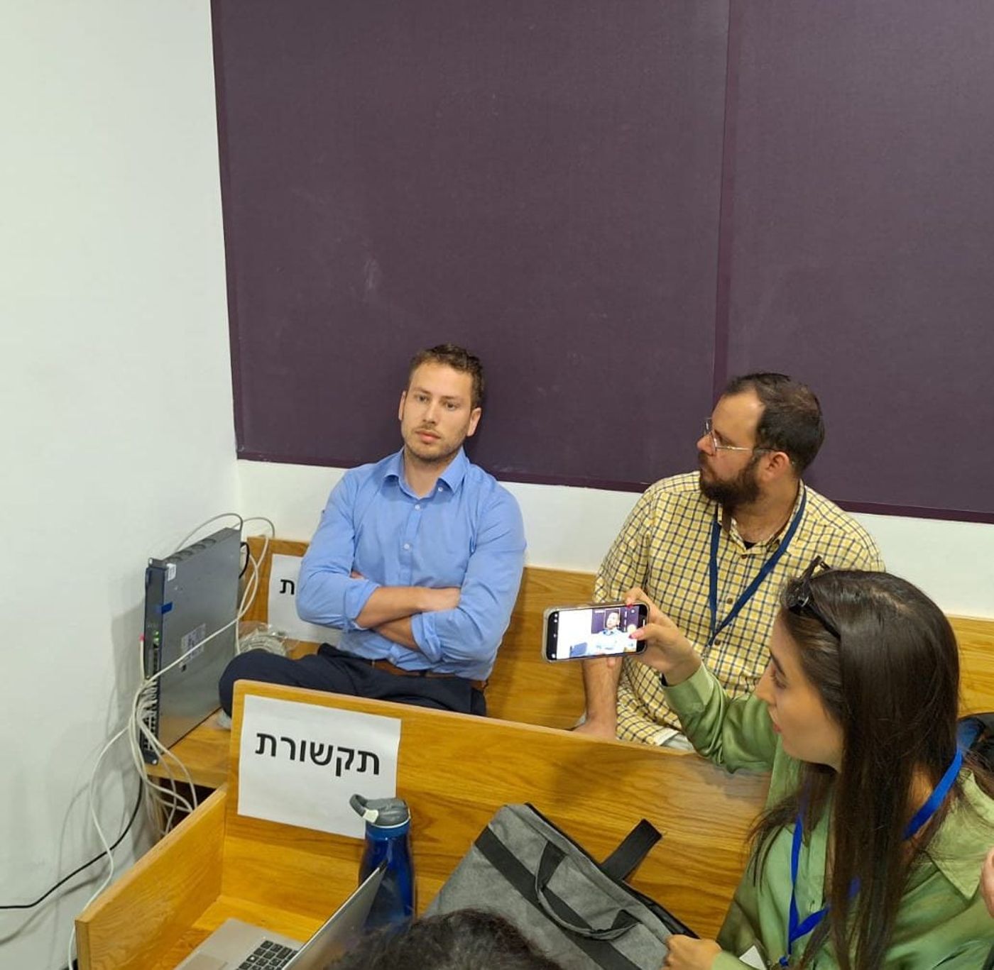 יושב בפינה: בנו של נתניהו הגיע לתמוך בו בעדותו