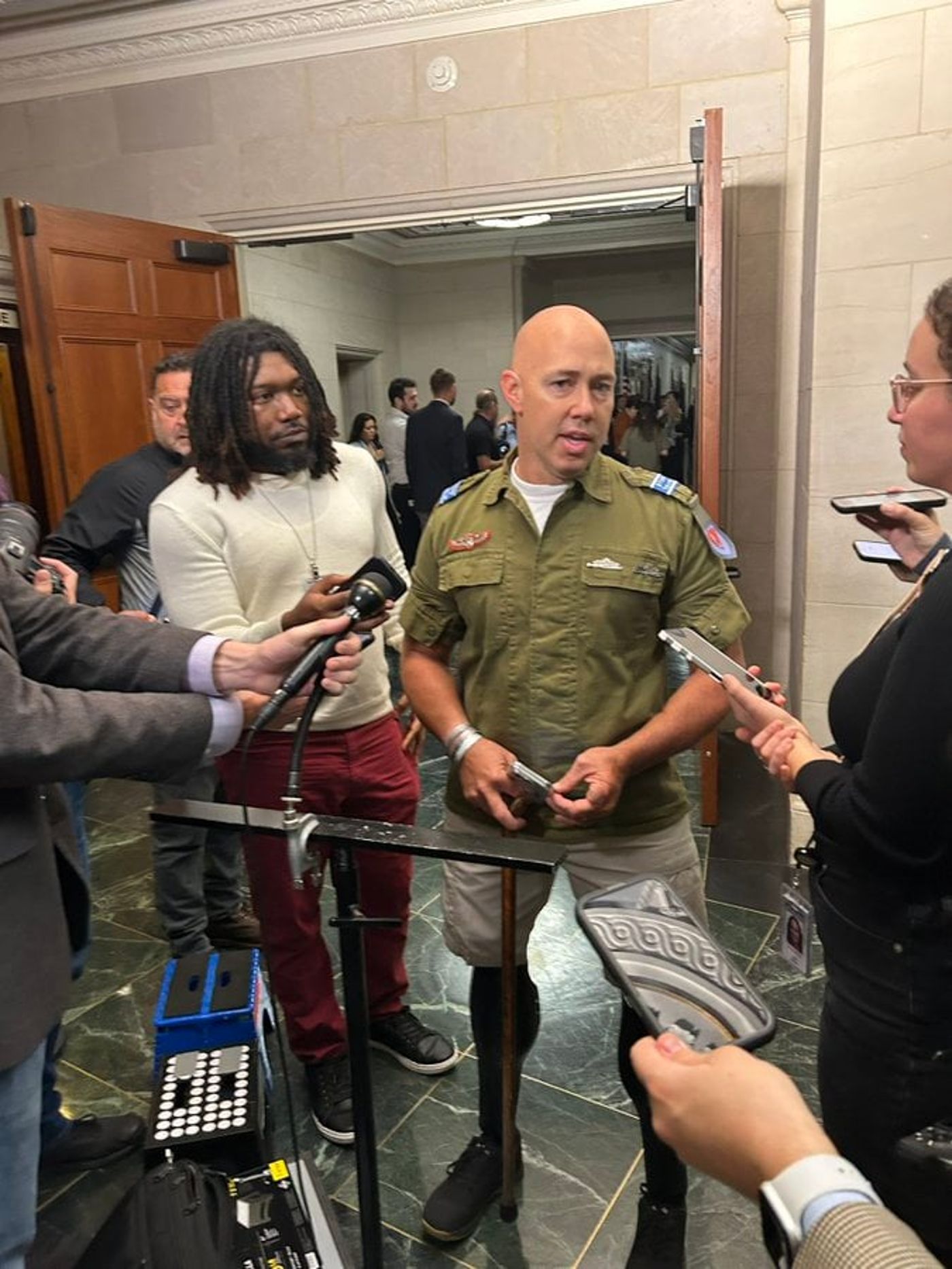 חבר הקונגרס בריאן מאסט במסיבת עיתונאים בפתיחת המלחמה בעזה. צילום מתוך סרטון.