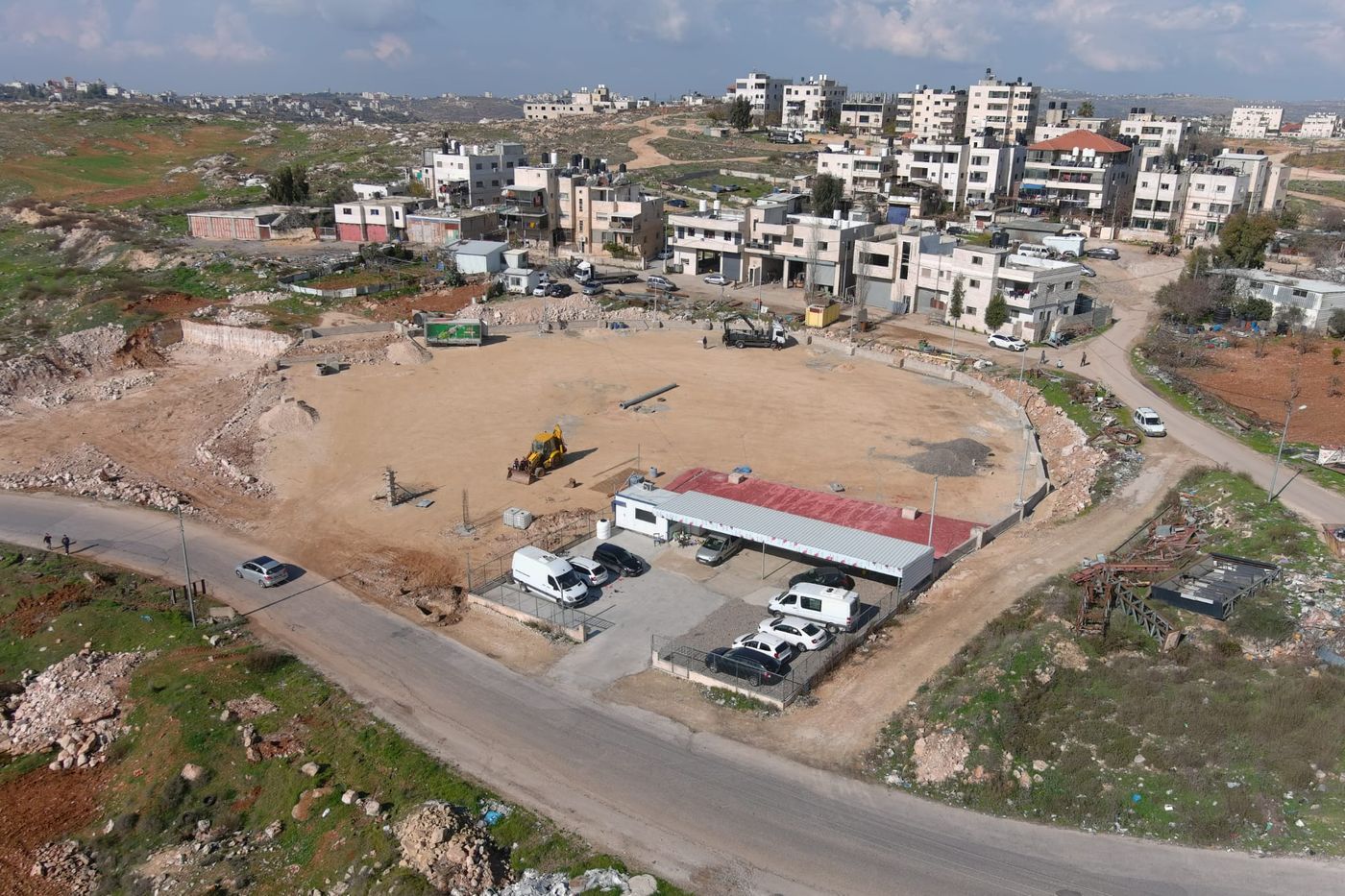 מגרש המכוניות על שטח C, כ-300 מטר ממשרדי המנהל האזרחי (קרדיט: תנועת רגבים)
