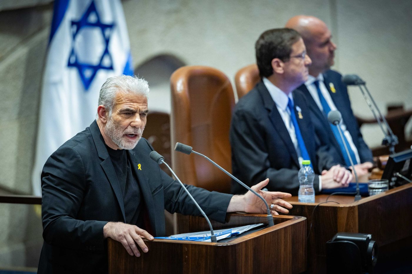 לפיד פנה ליועמ"שית: "תחקרי את הקשר של לשכת נתניהו לקטאר"