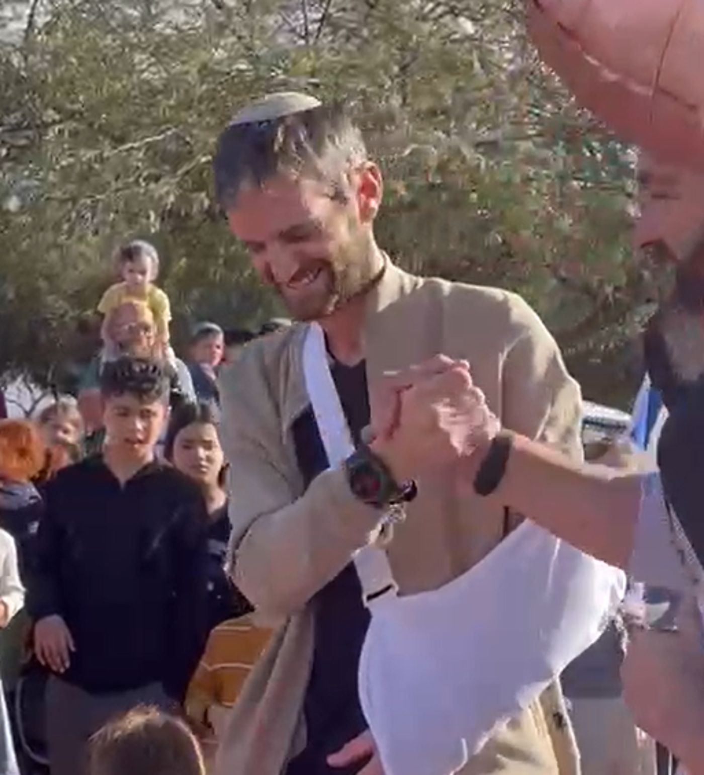 מרגש: הלוחם שנלחם על חייו חזר הביתה | צפו