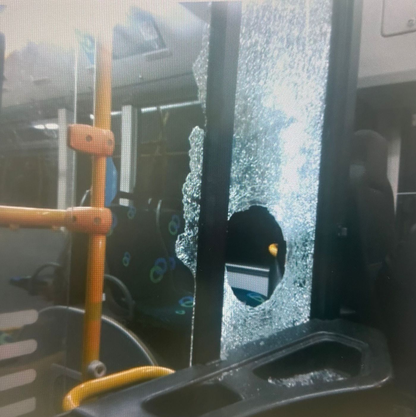 חשד: נערים יידו אבנים לעבר אוטובוסים ובעטו בנהג