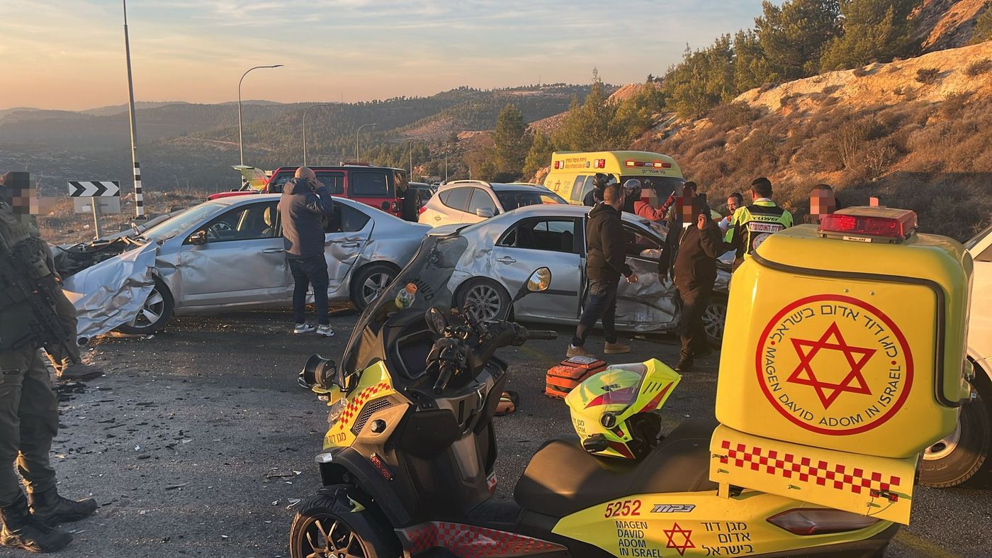 3 בני אדם נפצעו באורח בינוני בתאונת דרכים בין 4 כלי רכב