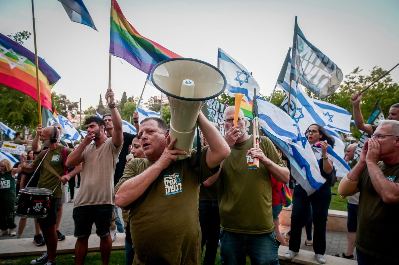 אחים לנשק נגד בית המשפט: "הידרדרות לדיקטטורה"