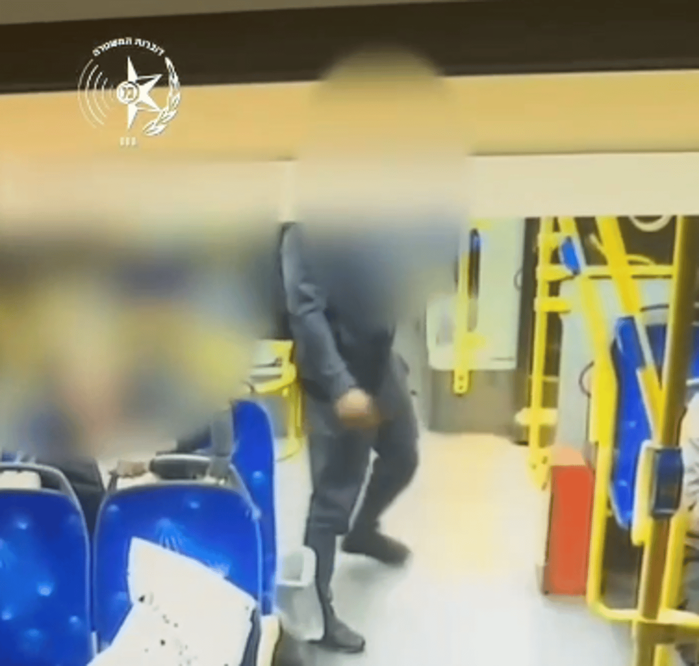 בגלל מבט מאיים: שלף סכין ודקר את 'חברו' במהלך נסיעה באוטובוס