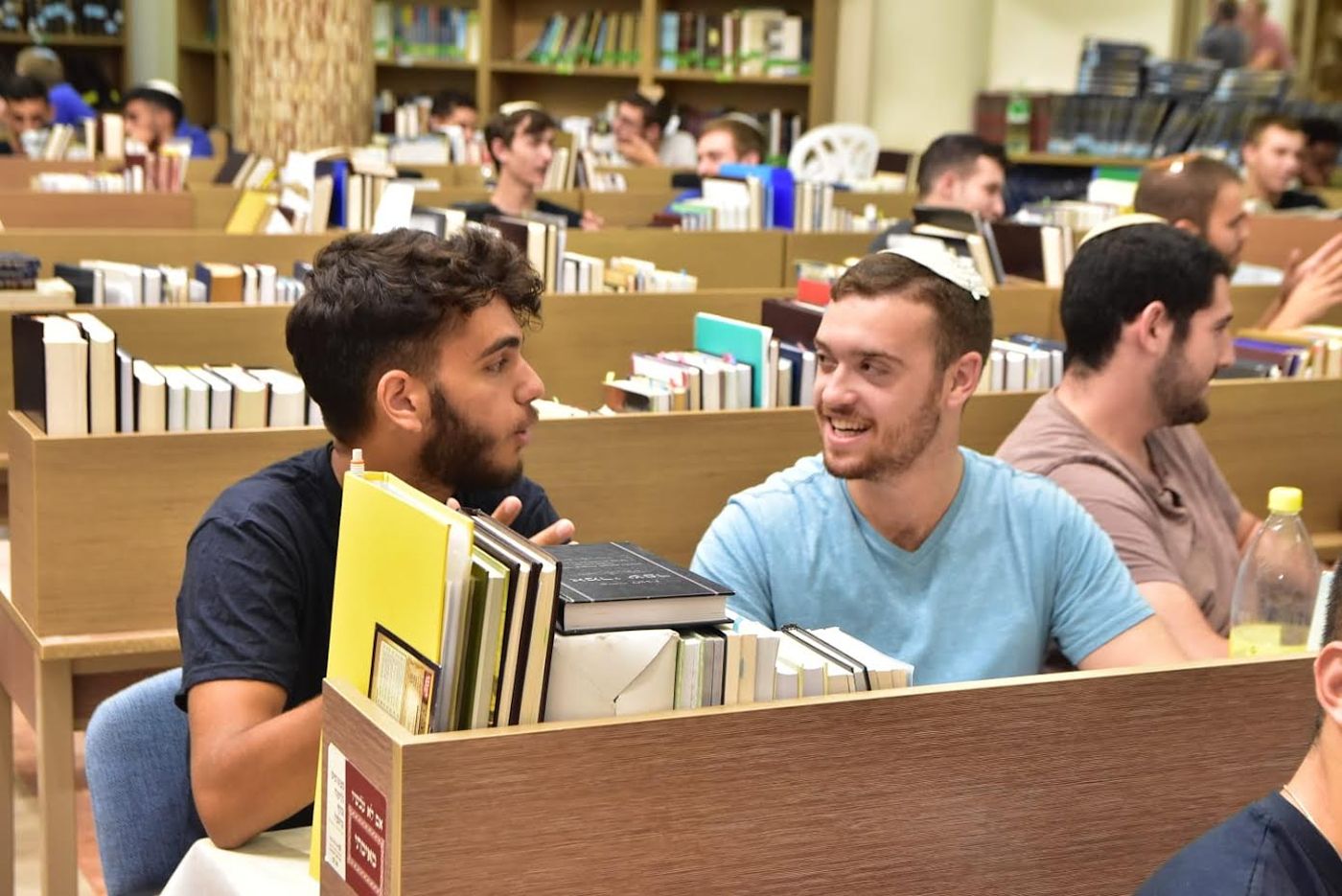 תלמידי הישיבה בלימוד עם נוער מהעיר