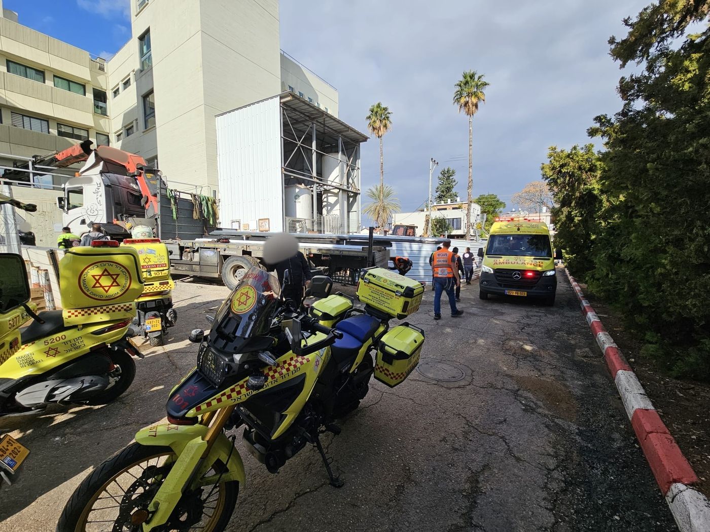 מנוף קרס באתר בנייה בפתח תקווה, 2 פצועים במקום