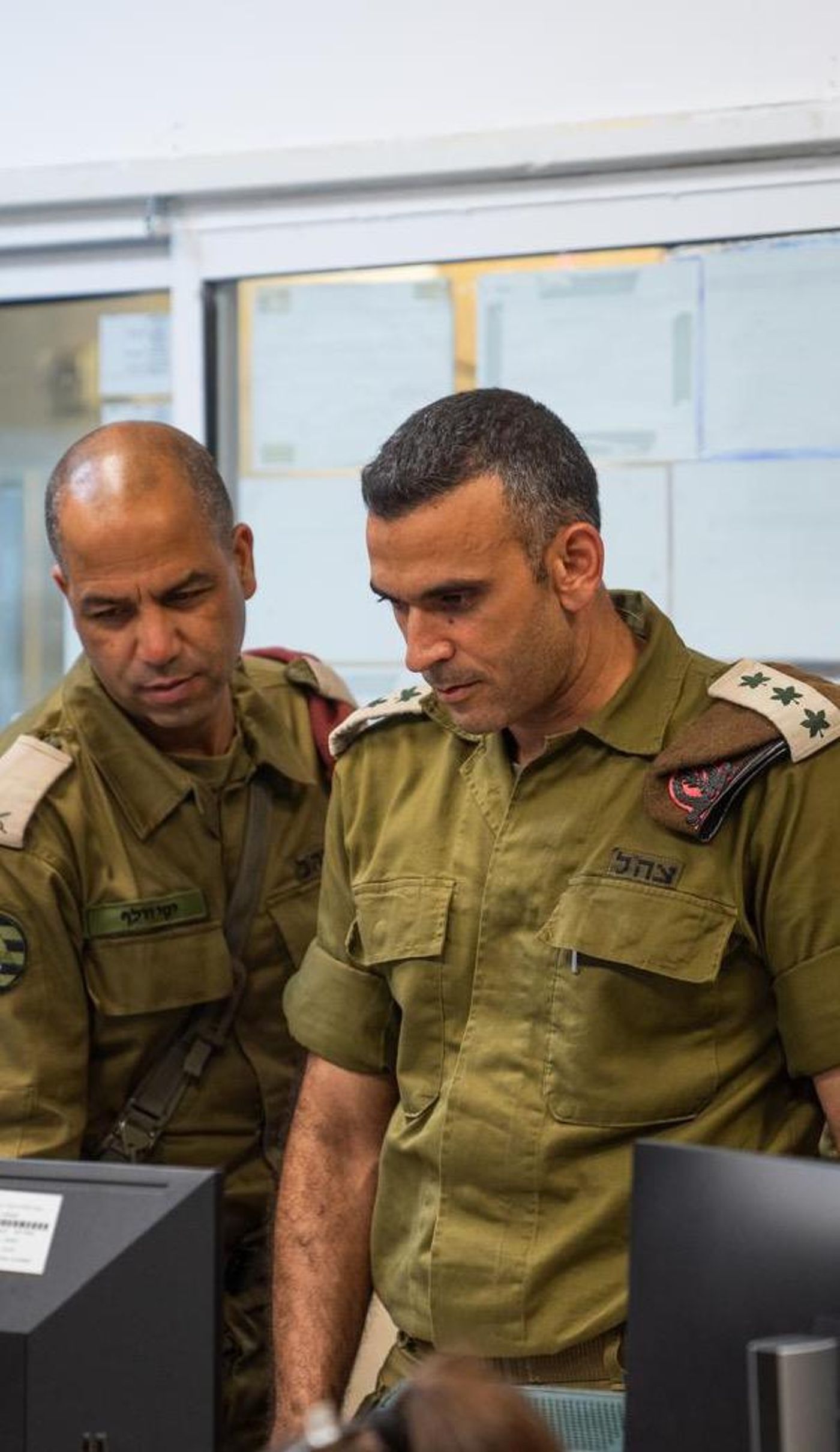 מח"ט מנשה לצידו של מפקד אוגדת יהודה ושומרון, יקי דולף (דובר צה"ל)