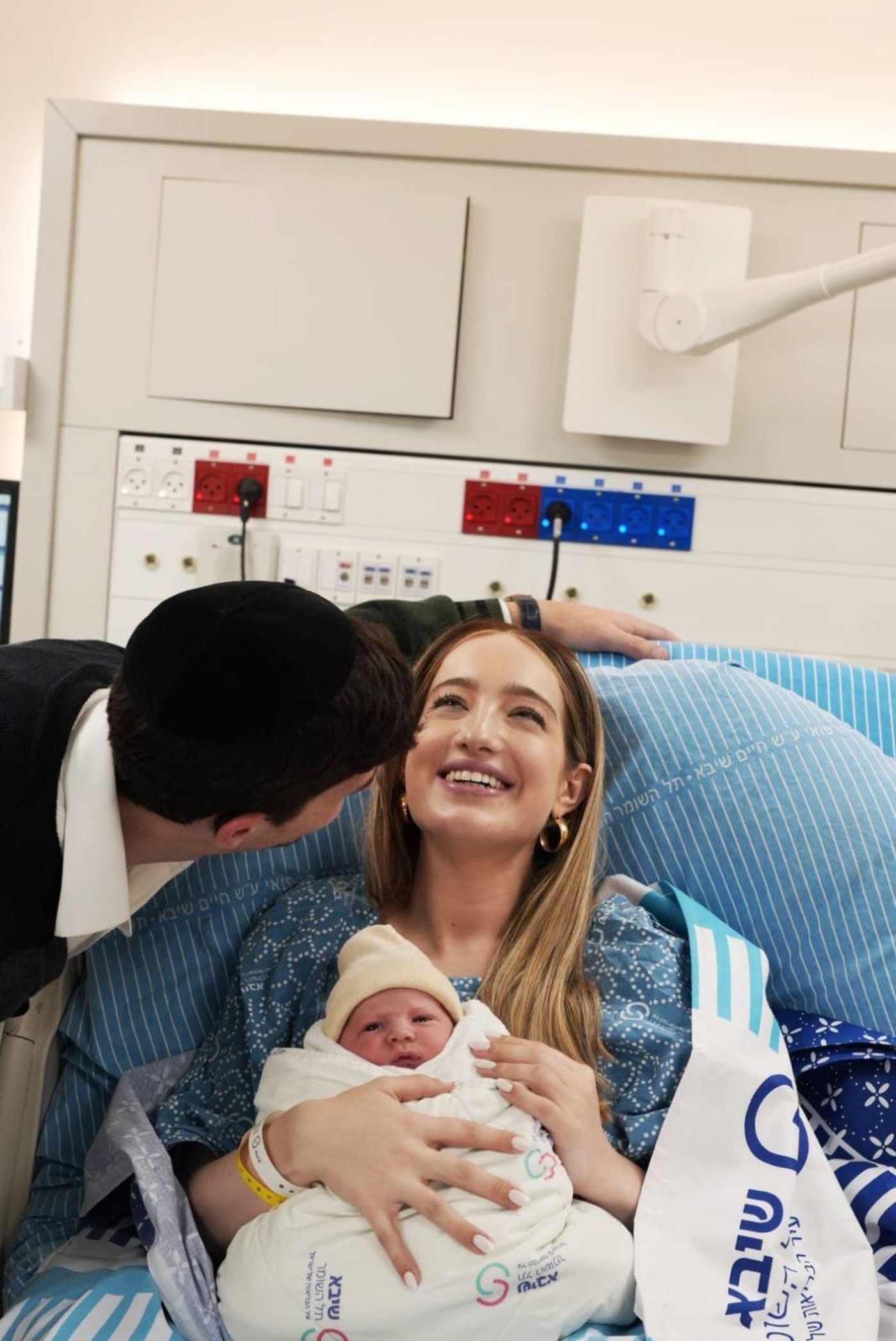 יעל צין עם הרך הנולד