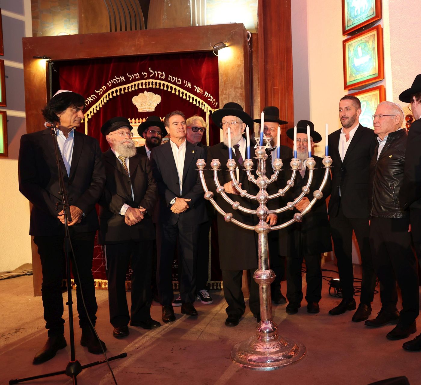 צפו: ברי סחרוף בהדלקת נרות בבית הכנסת הגדול בתל אביב