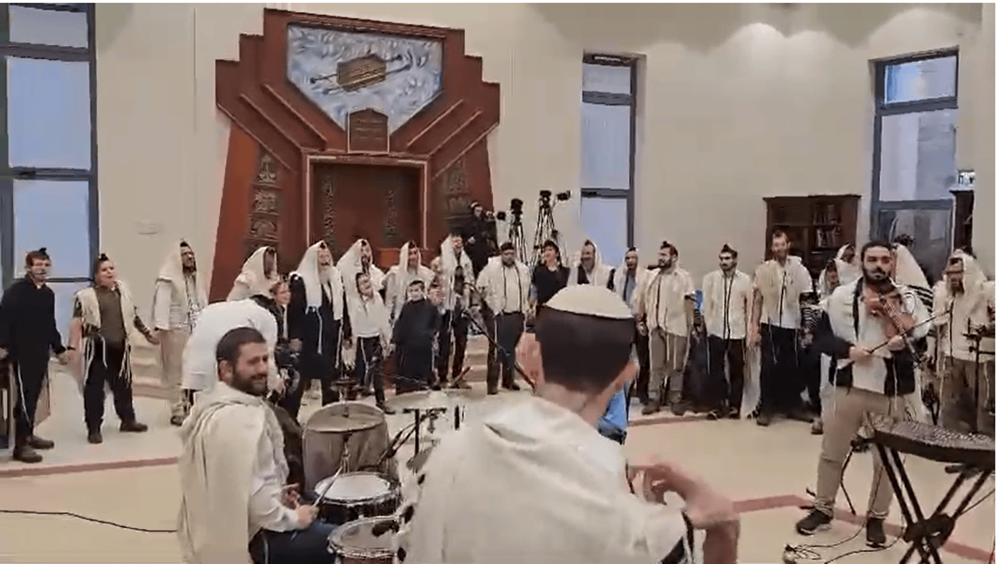 בגלל הגשם, התפילה המוזיקלית שינתה מקום. צפו