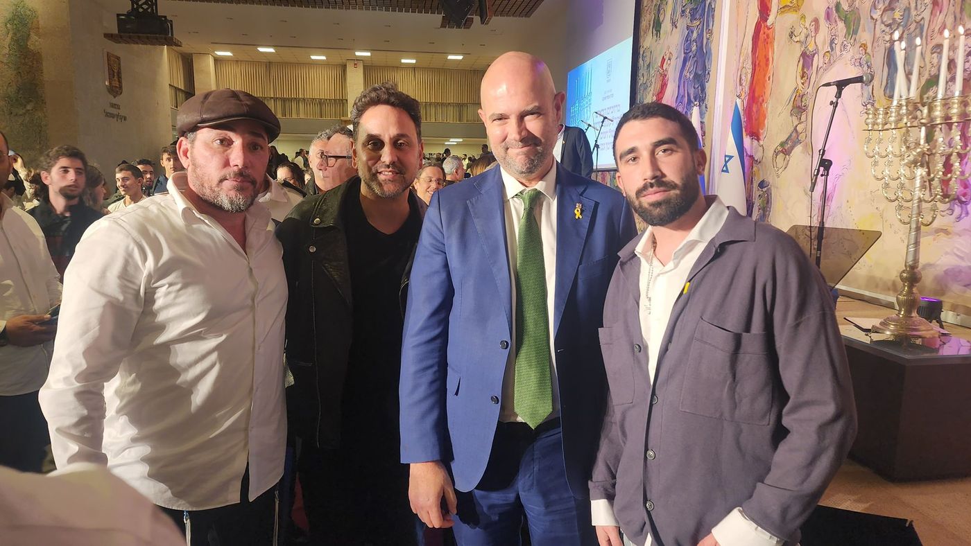 בהשתתפות יו"ר הכנסת: הזמר בן צור בהדלקת נרות חגיגית| צפו