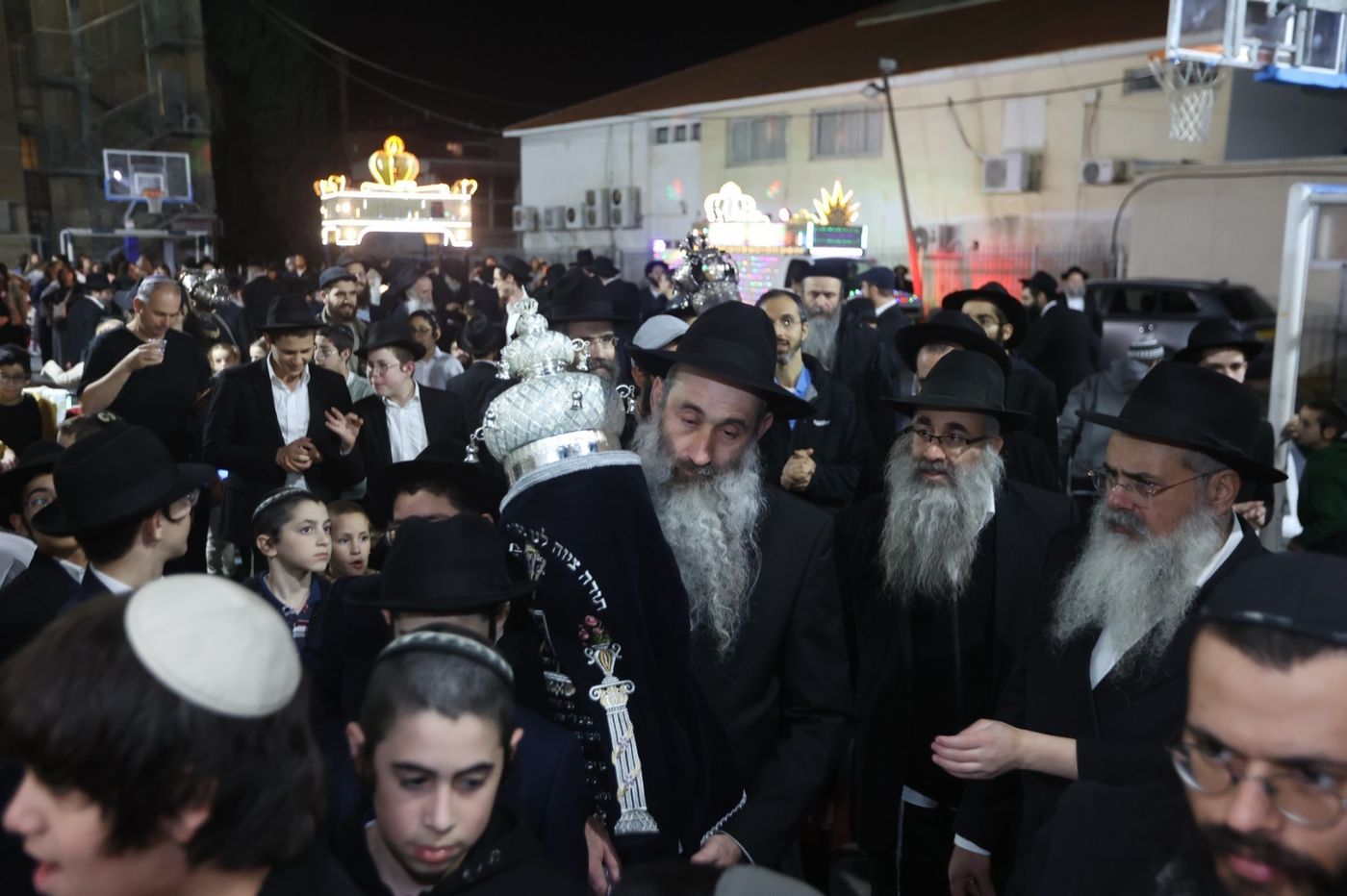 זוכה ההגרלה של יד לאחים בספר תורה הכניס אותו לעילוי נשמת בנו