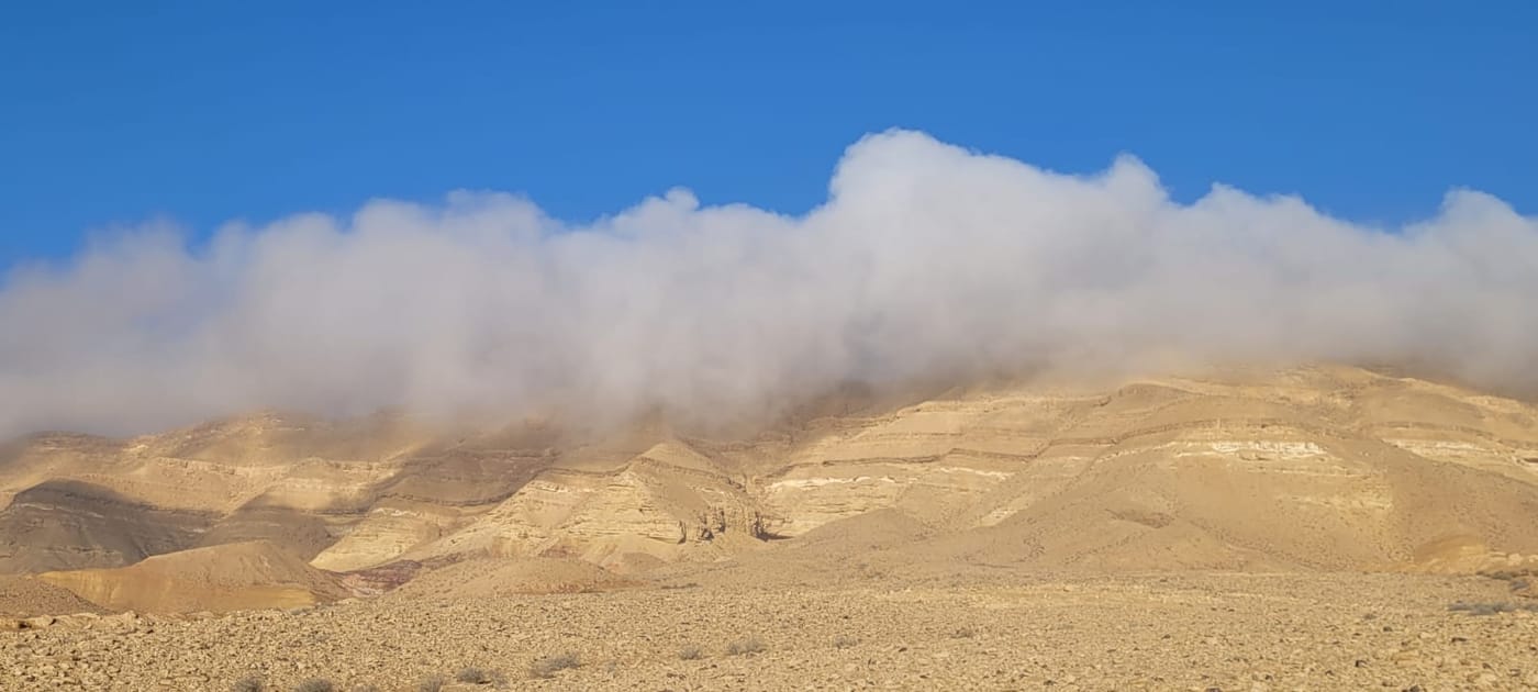 מהחרמון ועד מכתש רמון: שמיכת העננים כבשה את שמי ישראל | צפו