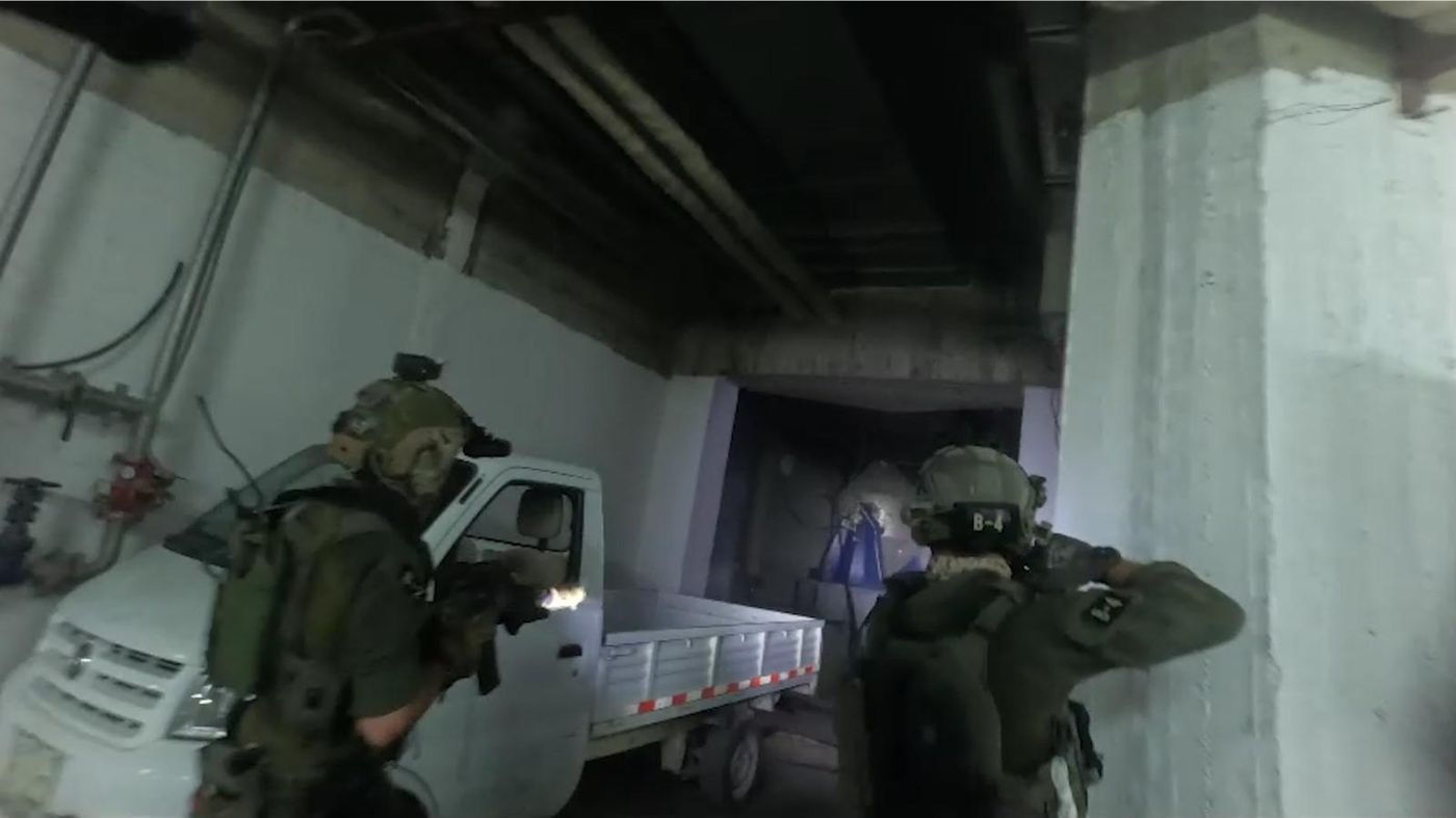 לוחמי שלדג בתוך מפעל הטילים במוסאיף, סוריה