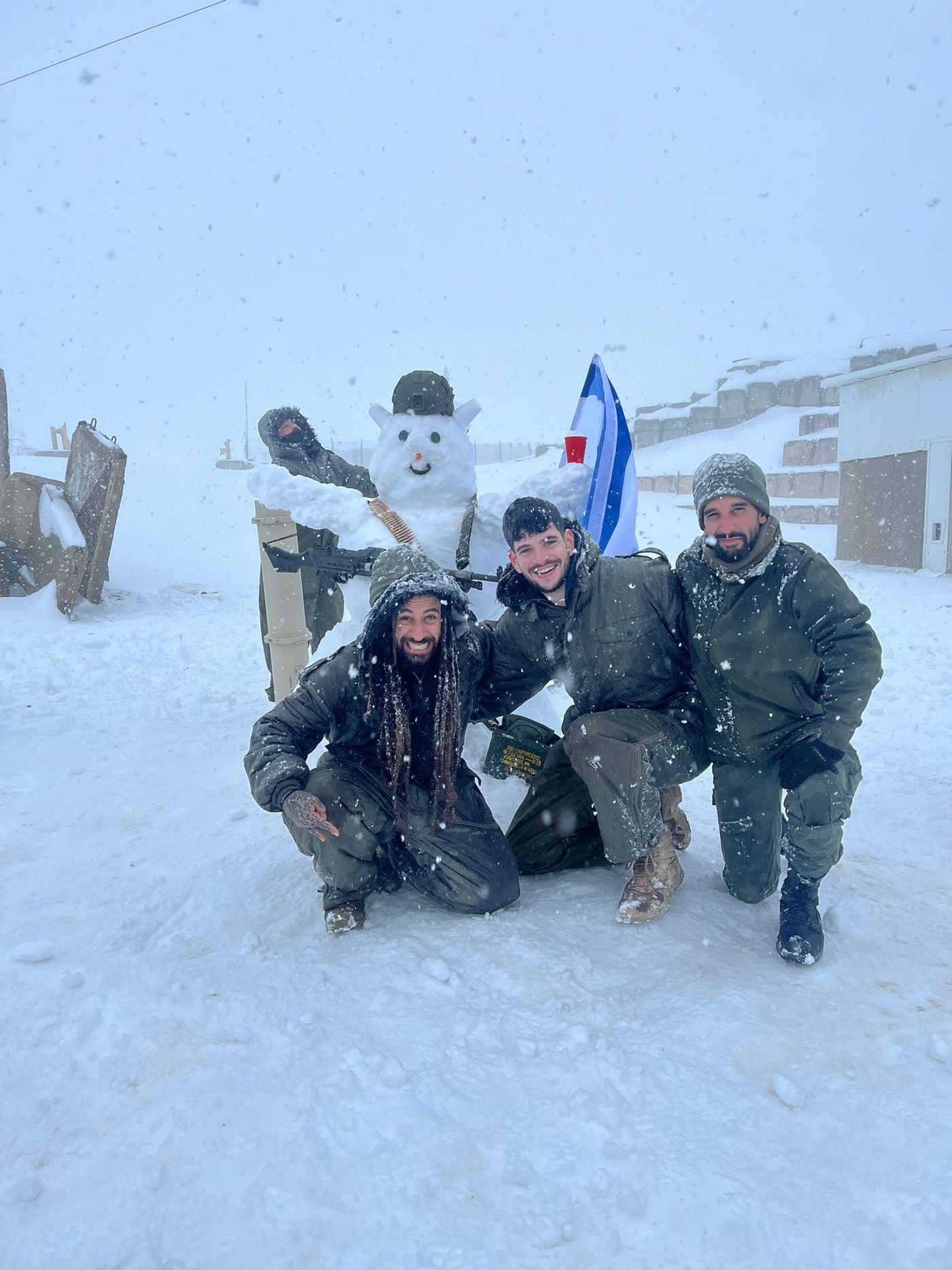 (סרן ניר חג'בי יושב משמאל,
