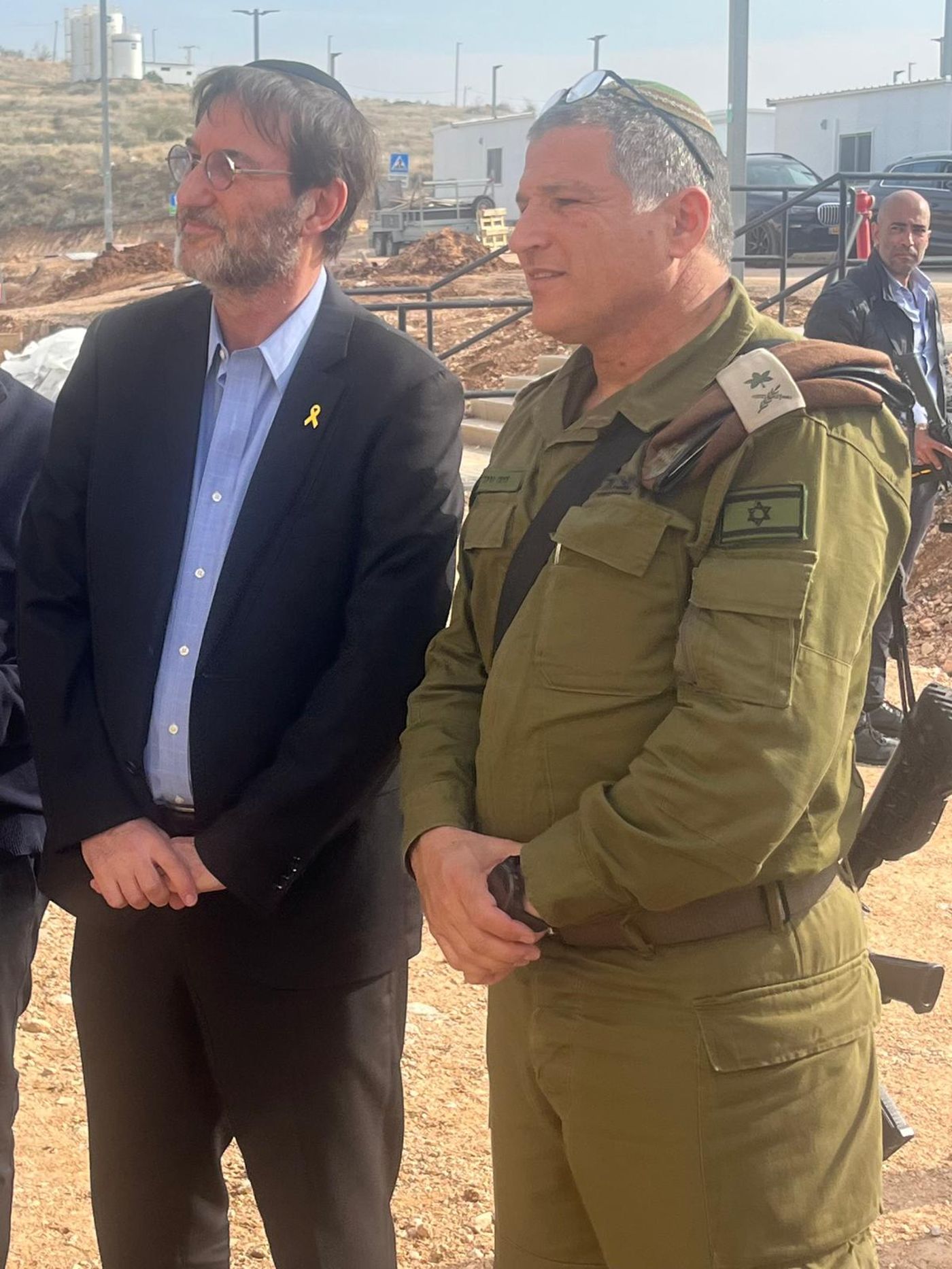 האלוף זיני עם ח"כ ביסמוט (ללא קרדיט)