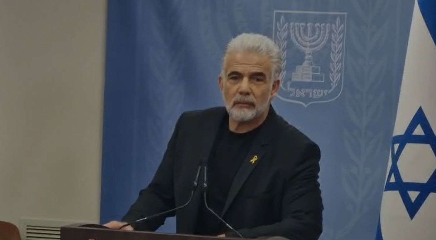 לפיד: "נתניהו שוב מעכב, פוגע ומפקיר את החטופים"