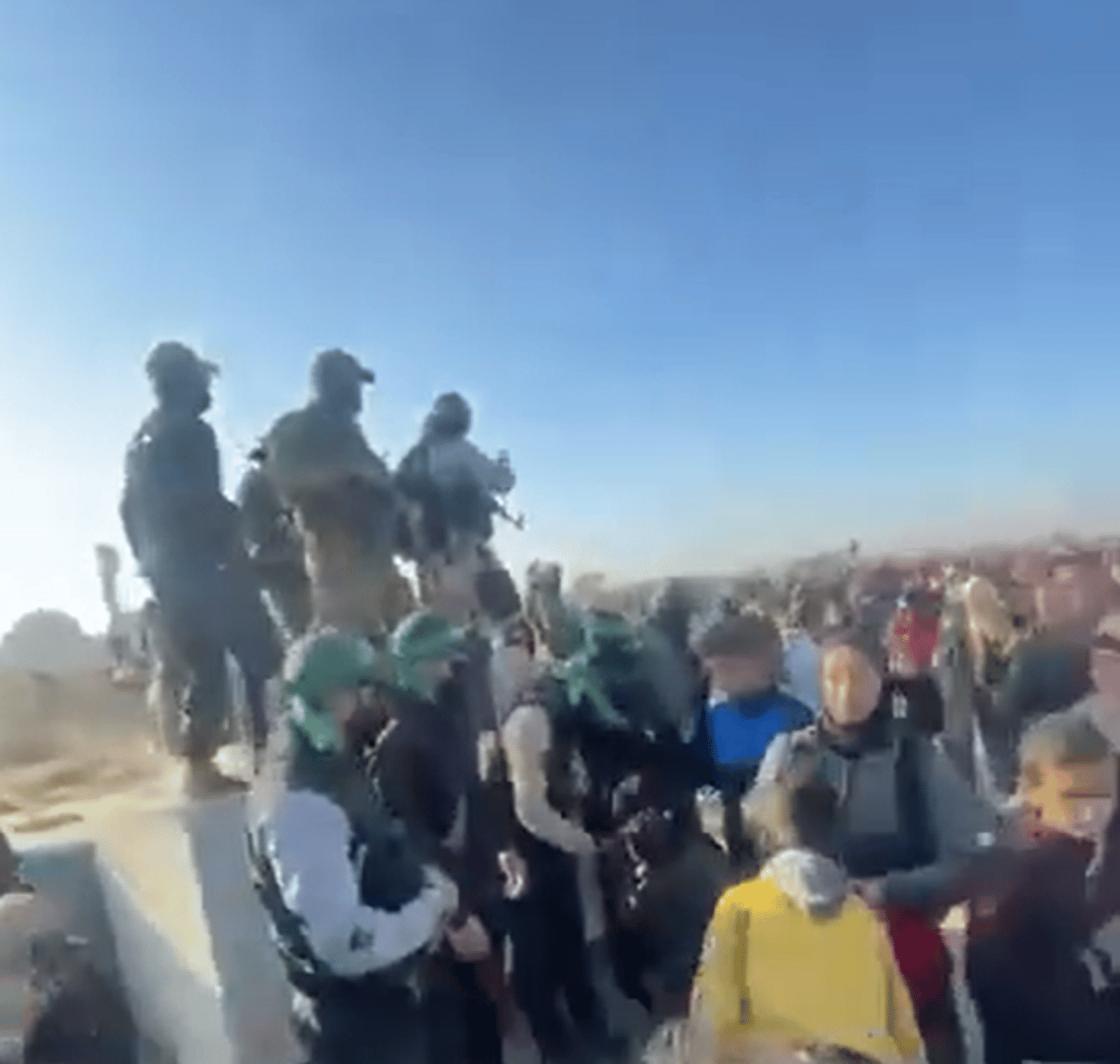 מרתיח: מחבלי חמאס חמושים מקבלים את השבים צפונה