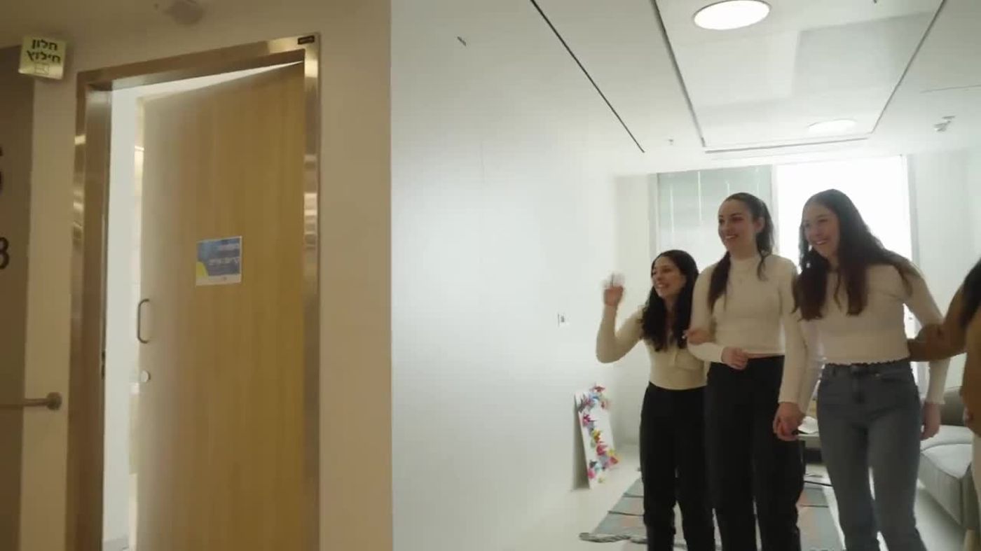 נוגע ללב: שליח טראמפ תועד חוגג ושר עם התצפיתניות המשוחררות