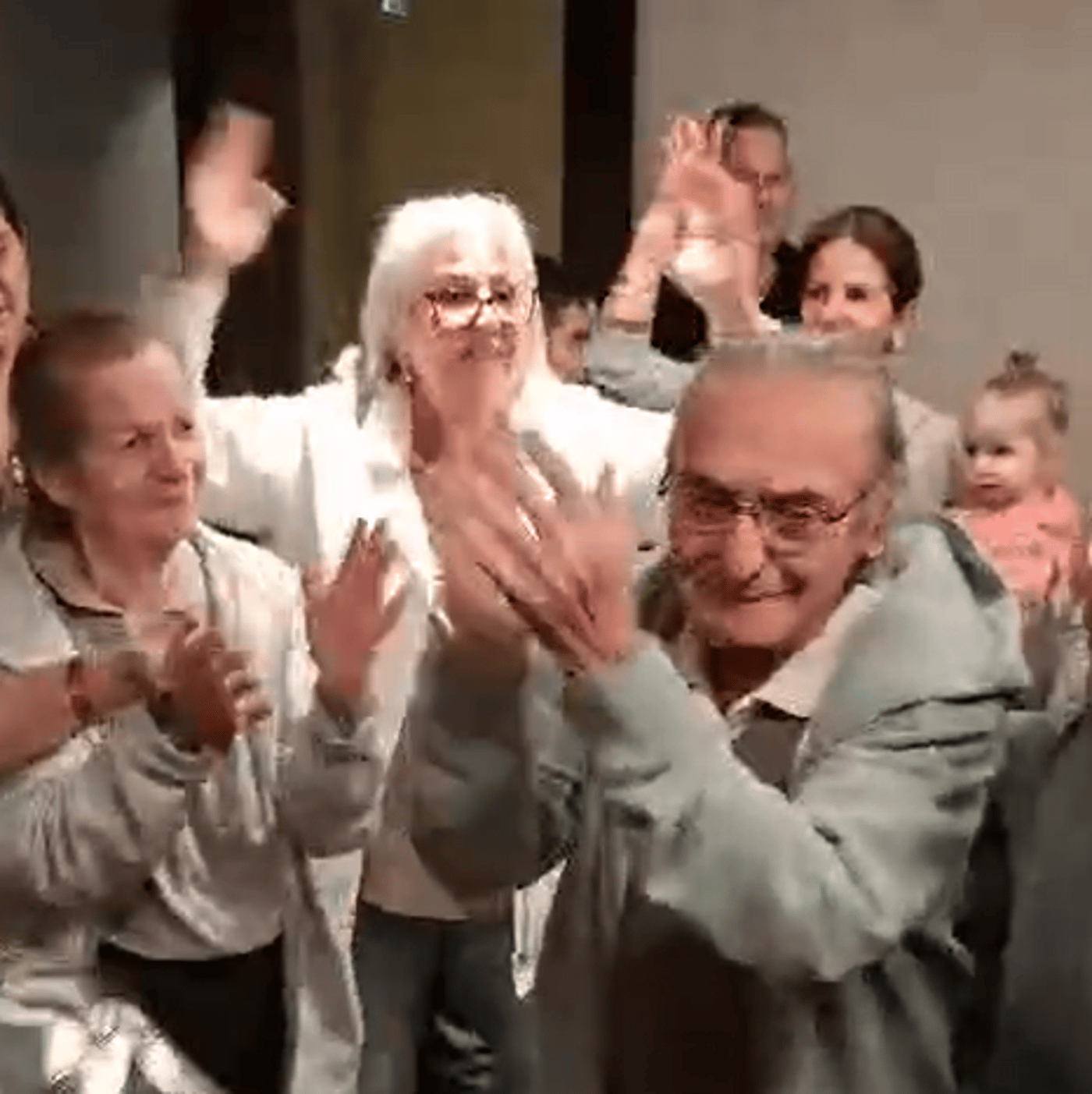 "עוד אבינו חי": הוריו של עופר קלדרון חוגגים. צפו