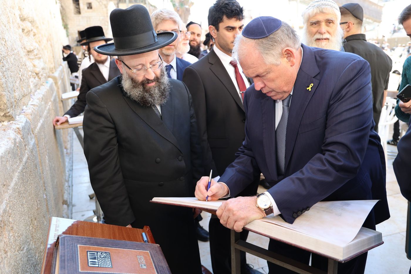 "מרגש וייחודי": שר החוץ של ארגנטינה ביקר בכותל המערבי