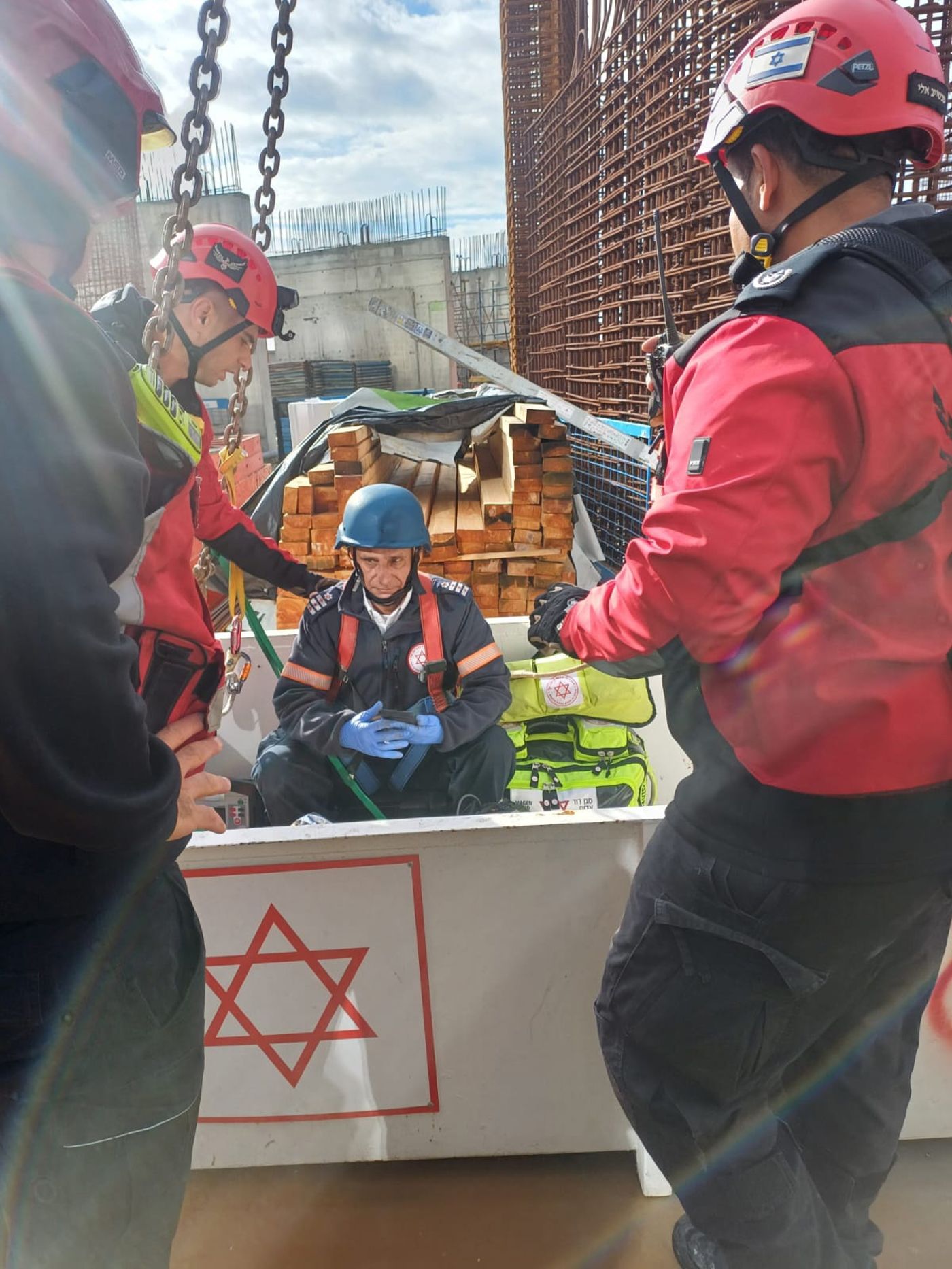 תל אביב: פועל פצוע חולץ מהקומה ה-37 באתר בנייה. צפו