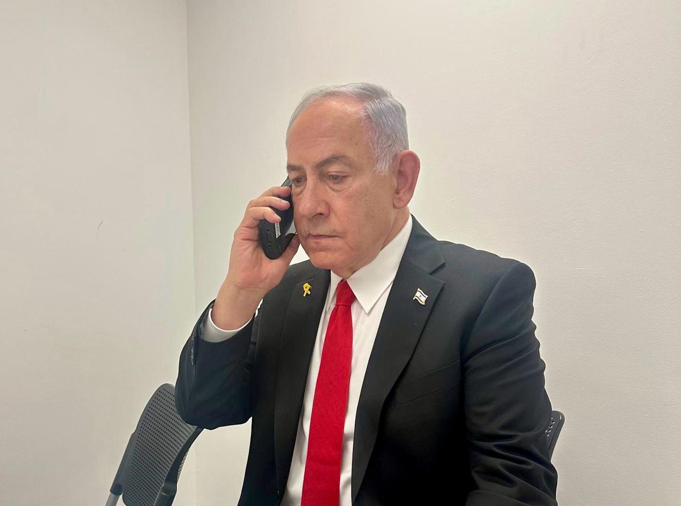 נתניהו בהתייעצות (צילום: תקשורת ראש הממשלה).