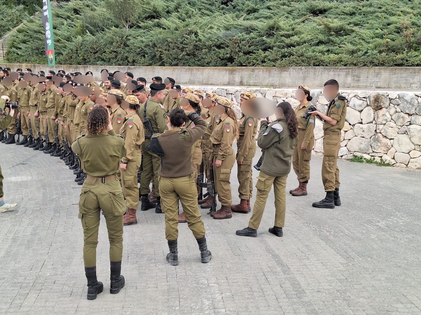קצין שריון ראשי סוקר את מסדר הבנות