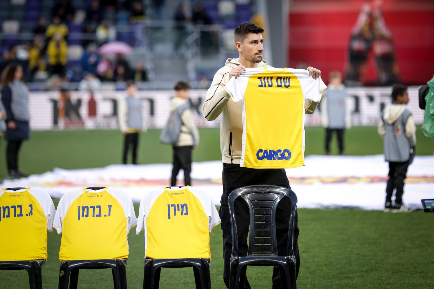 הצהובים ערכו טקס מרגש לחזרת החטופים לפני המשחק (באדיבות מכבי תל אביב)