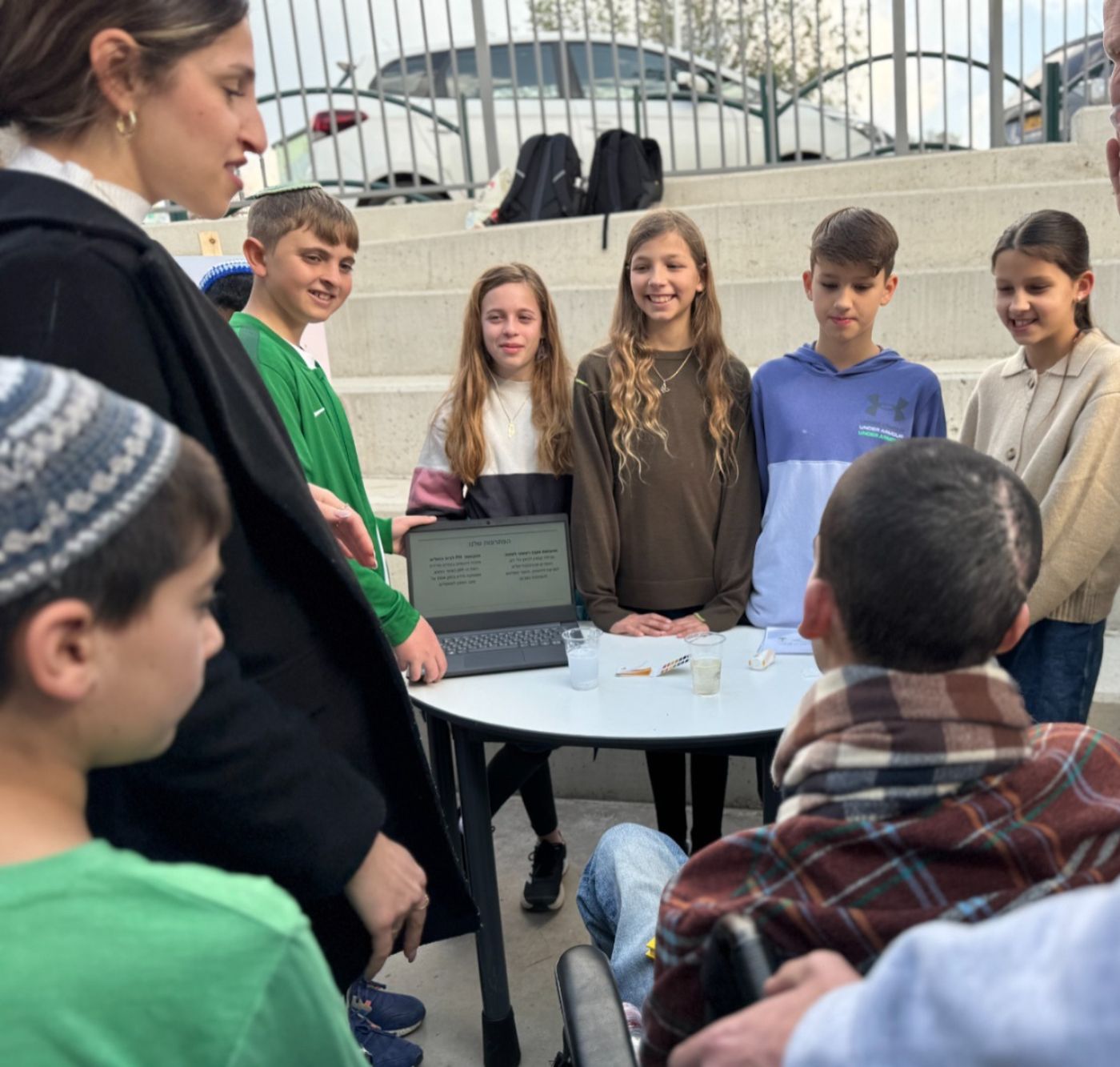 מ' מסייר בין המצאות הילדים (באדיבות דוברות רמב"ם)