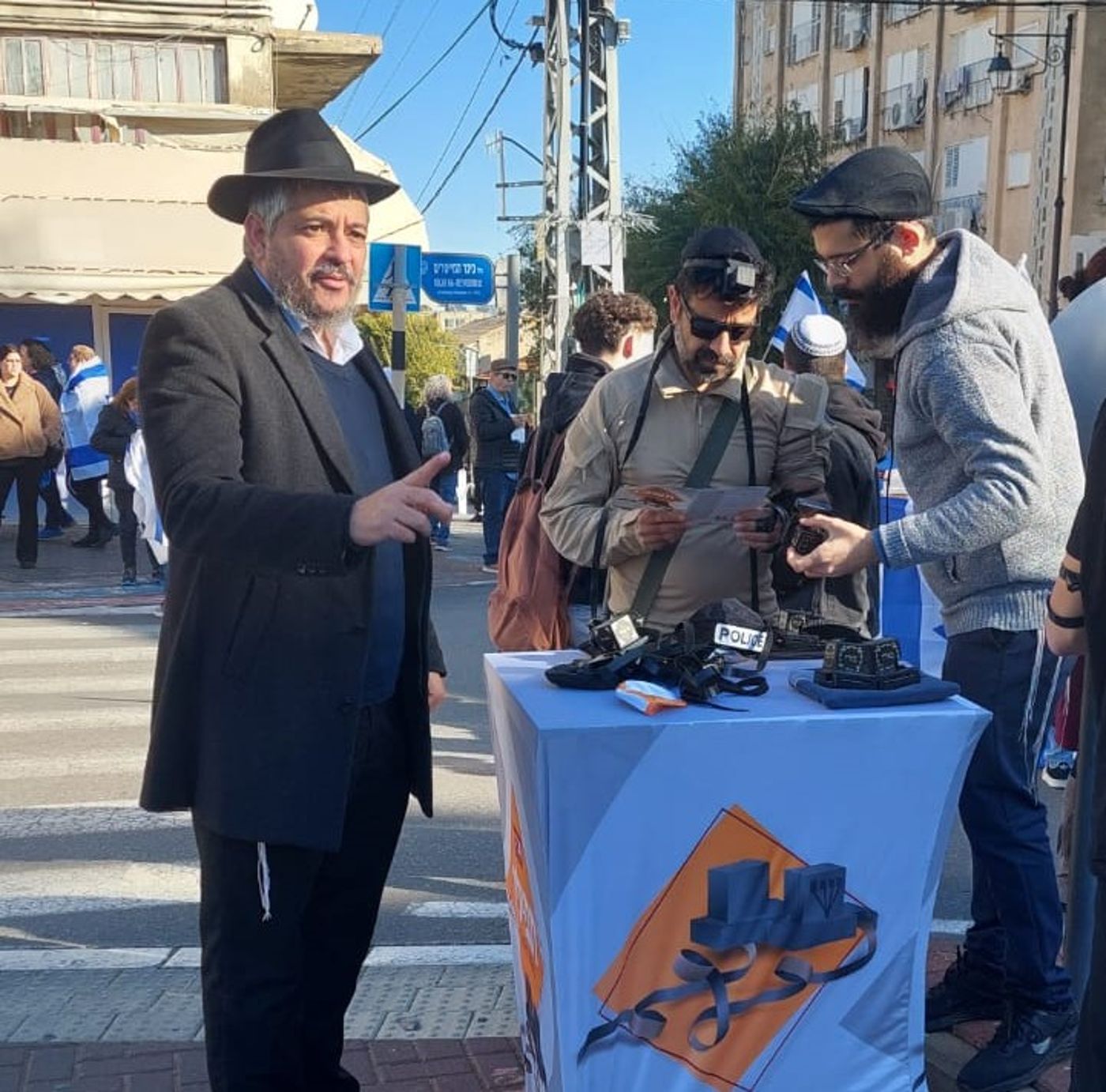 תפילין בכתום: אלפים מניחים תפילין לזכר משפחת ביבס