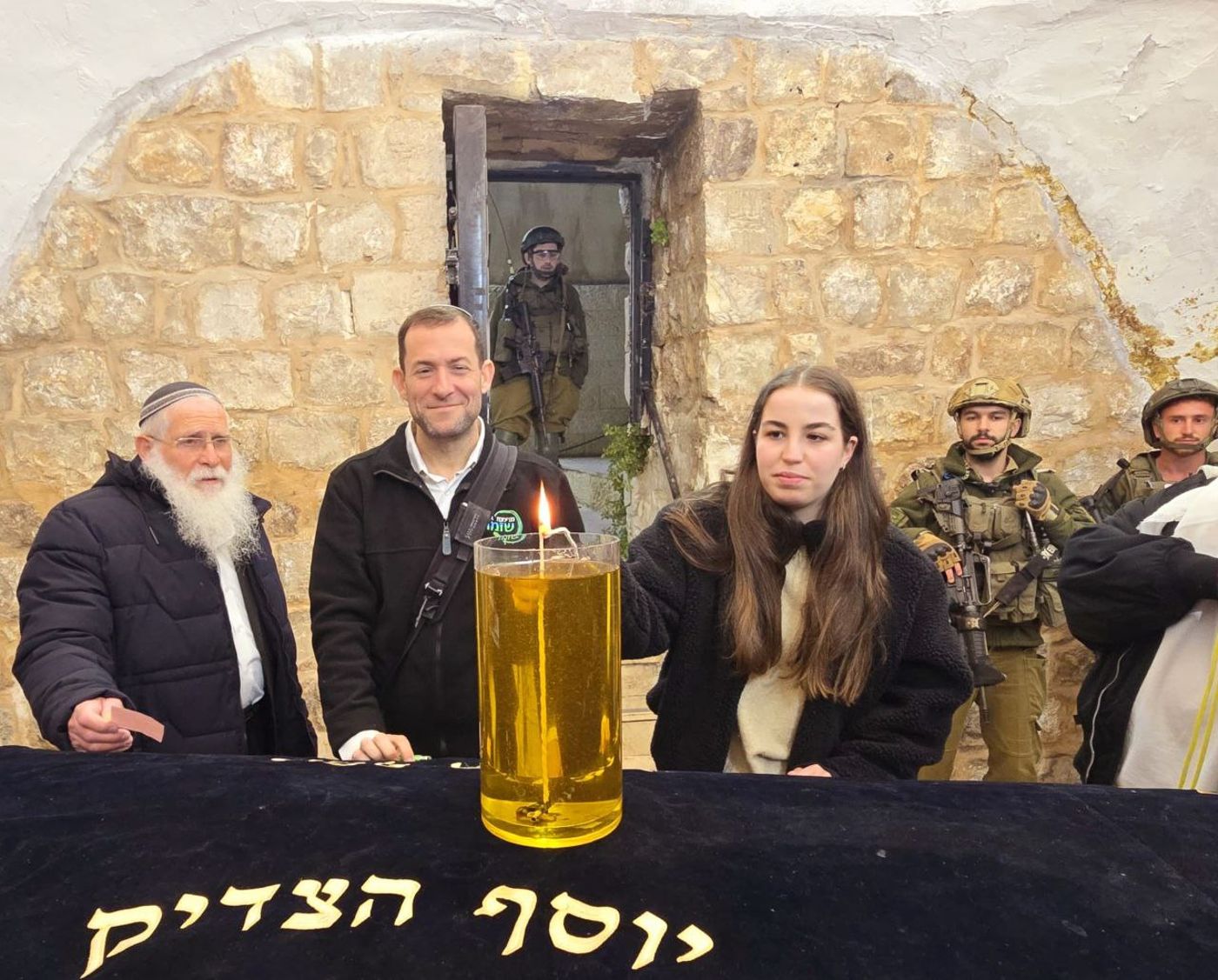 אגם ברגר מדליקה נר בקבר יוסף (מועצה אזורית שומרון)