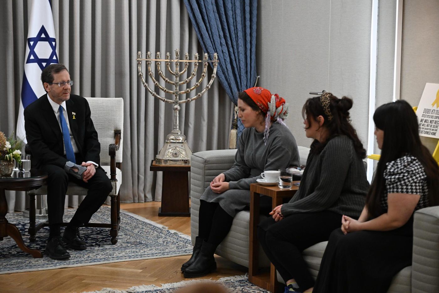 הרצוג נפגש עם אלמנות סרוגות: "עם ישראל מצדיע לכן"
